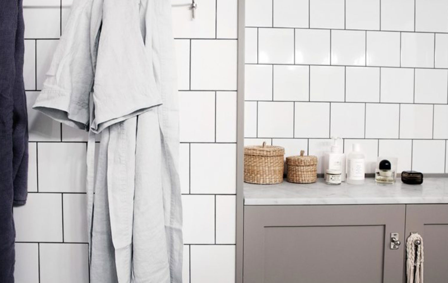 Badrumsinspiration - Vitt kakel med svart fog