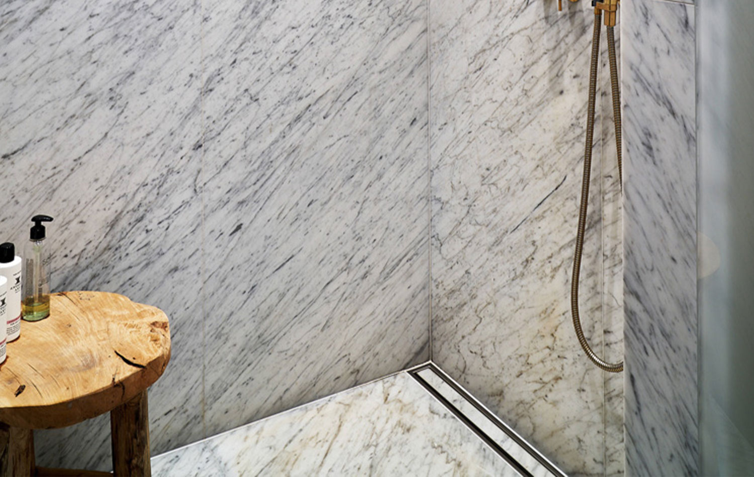 Badrumsinspiration - Stora klinkerplattor med integrerad golvbrunn