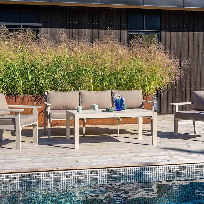 Hagegruppe Eden Wood Ransvik Utemøbler Greige av Svensk Norrlandsfuru