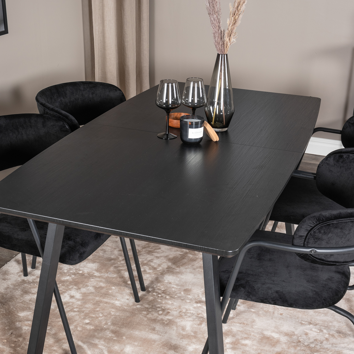 Spisegruppe Venture Home Ina med 4 Aris Stoler Fløyel