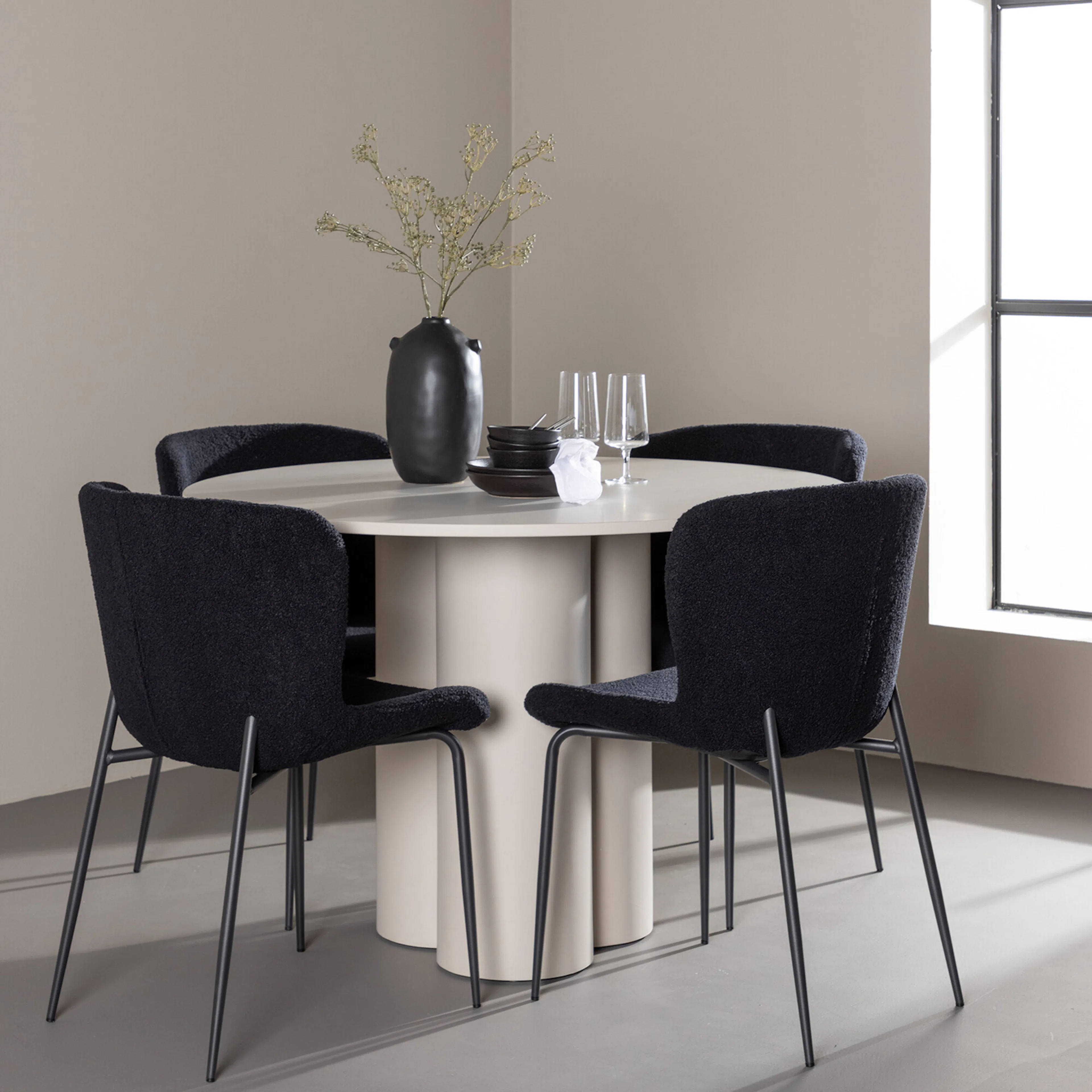 Spisegruppe Venture Home Olivia Ø110 med 4 stk Modesto Stoler Beige/Sort