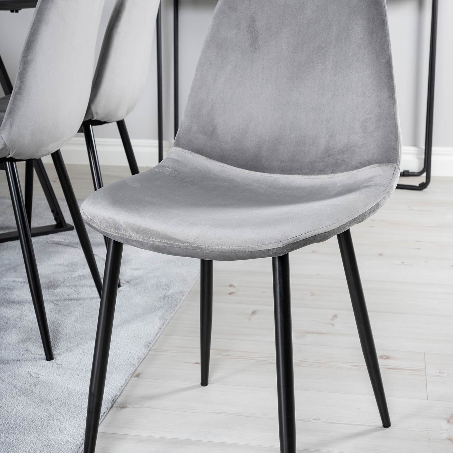 Spisegruppe Venture Home Madde med 6 Pobbie Stoler Fløyel