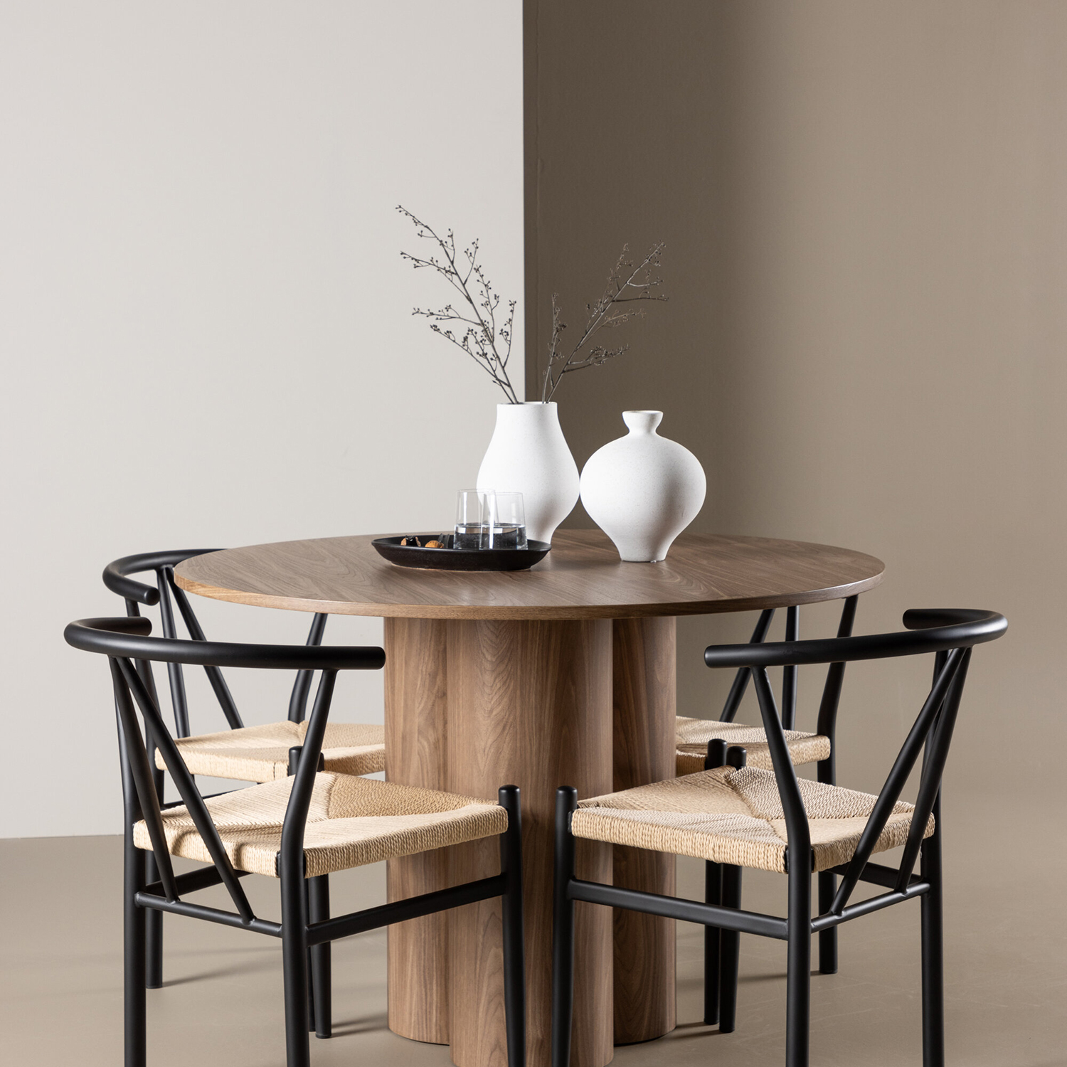 Spisegruppe Venture Home Olivia Ø110 med 4 stk Alfons Stoler