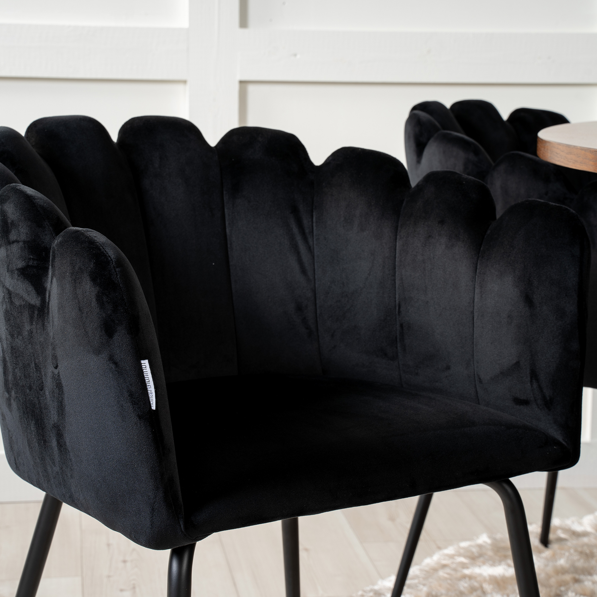 Spisegruppe furniture/fashion Copenhagen med 6 Sorte Limhamn Stoler