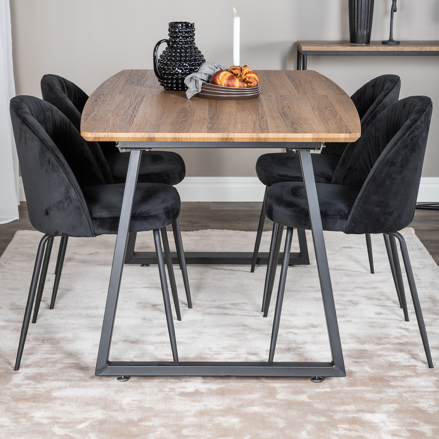 Spisegruppe Venture Home Ina med 4 Wrigley Stoler Fløyel