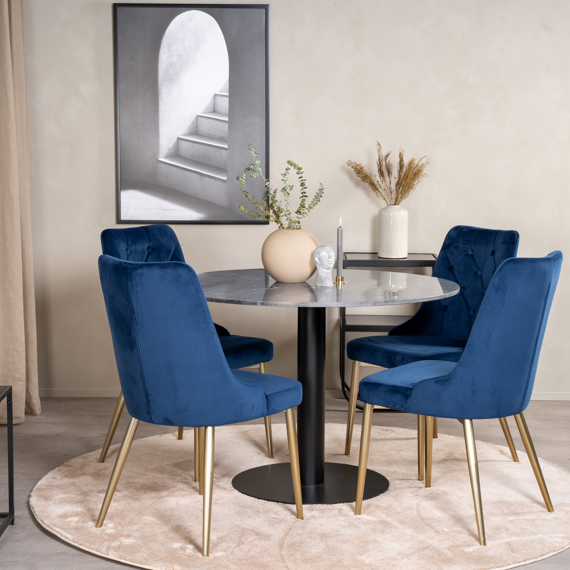 Spisegruppe Venture Home Estelle Rund med 4 Vera Stoler Fløyel