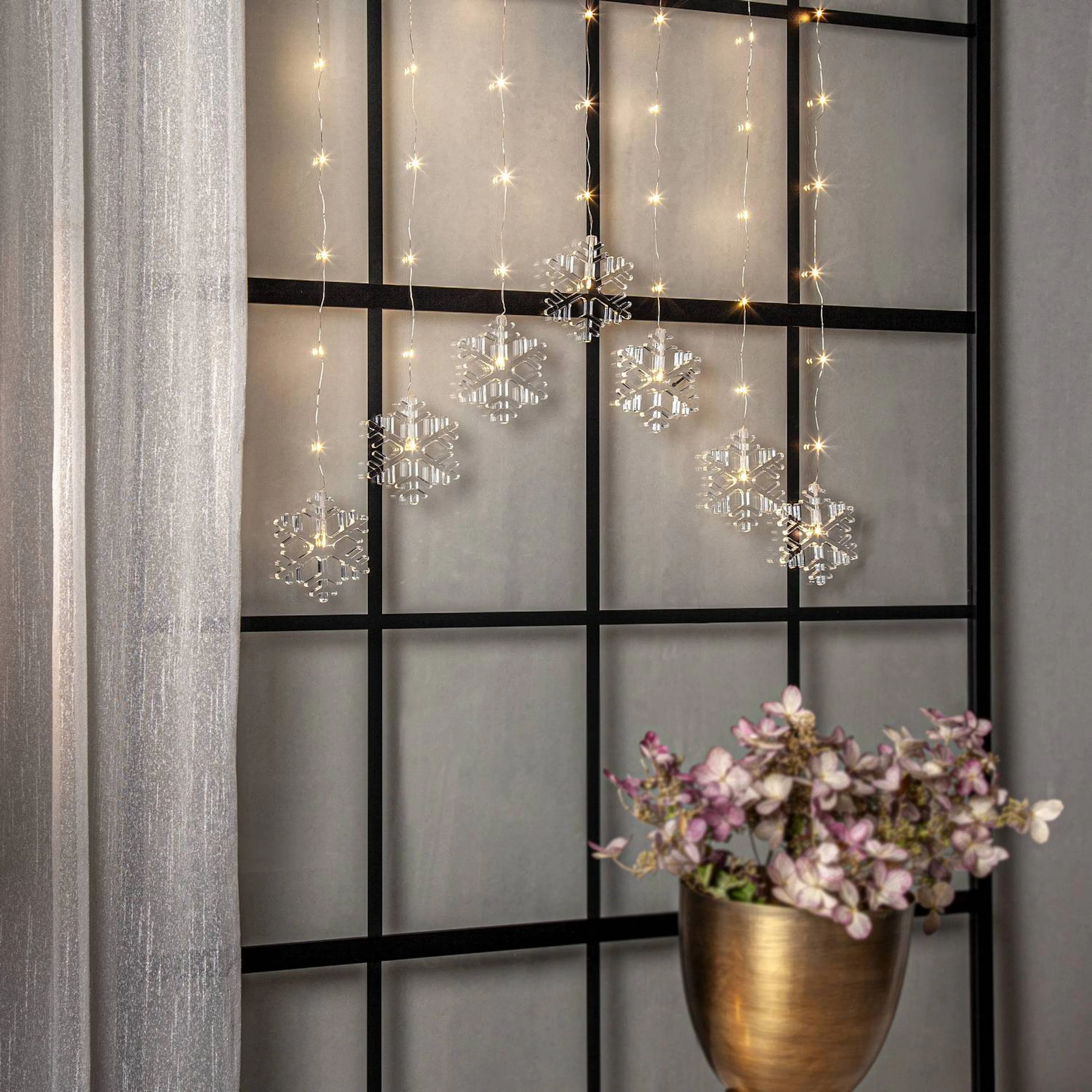 Lysgardin Star Trading Dew Drop Snowflake Hengende Gardinlenke med Snøkrystaller LED