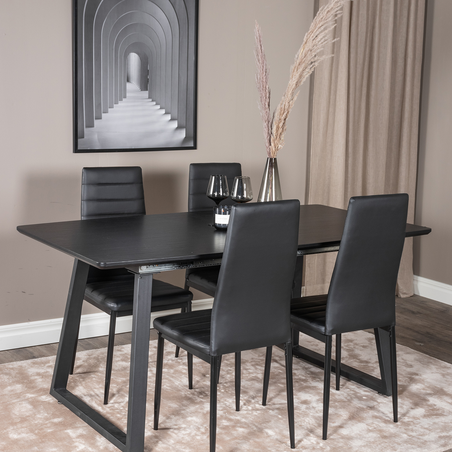 Spisegruppe Venture Home Ina med 4 Sly Stoler Kunstlær