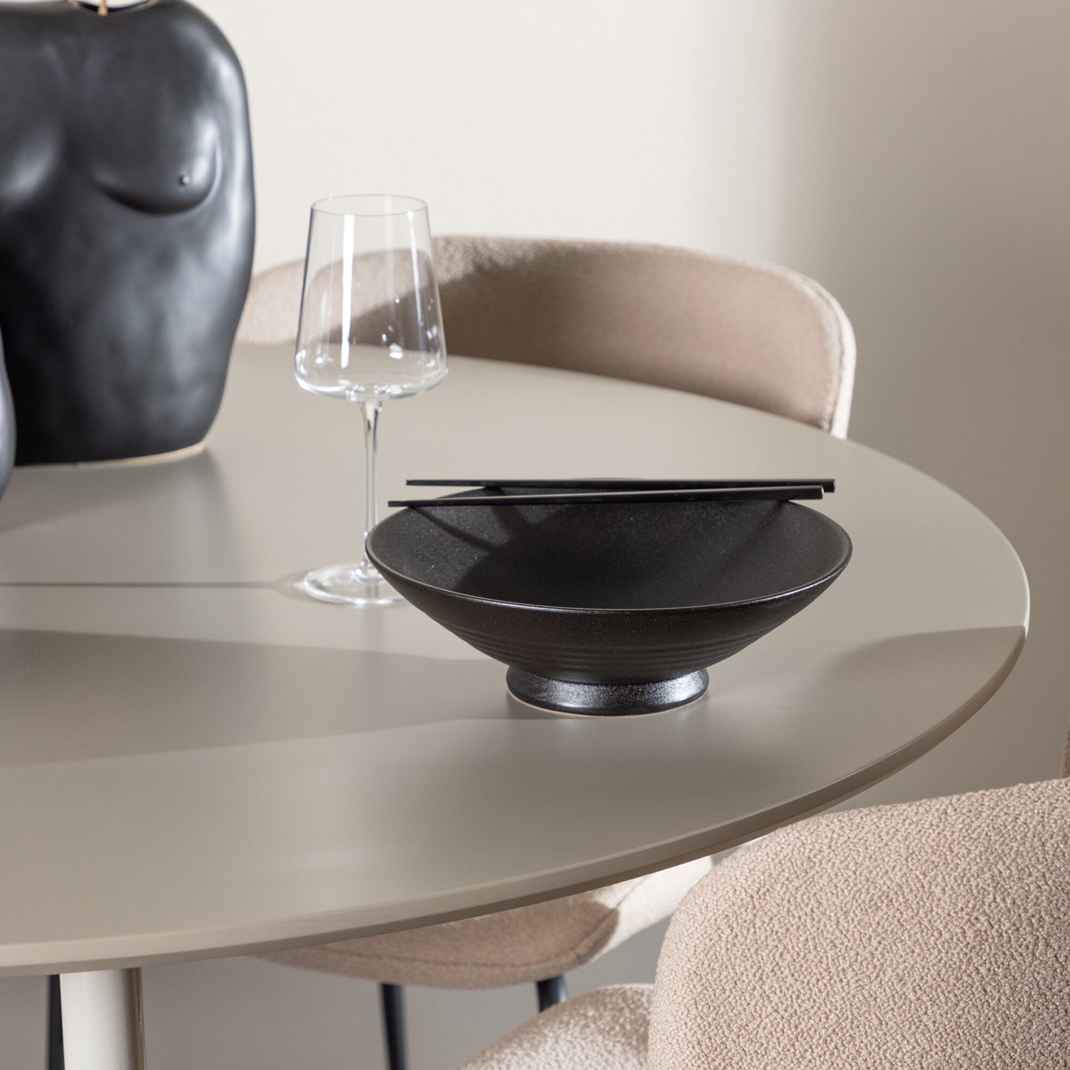 Spisegruppe Venture Home Plaza Ø120 med 4 stk Modesto Stoler