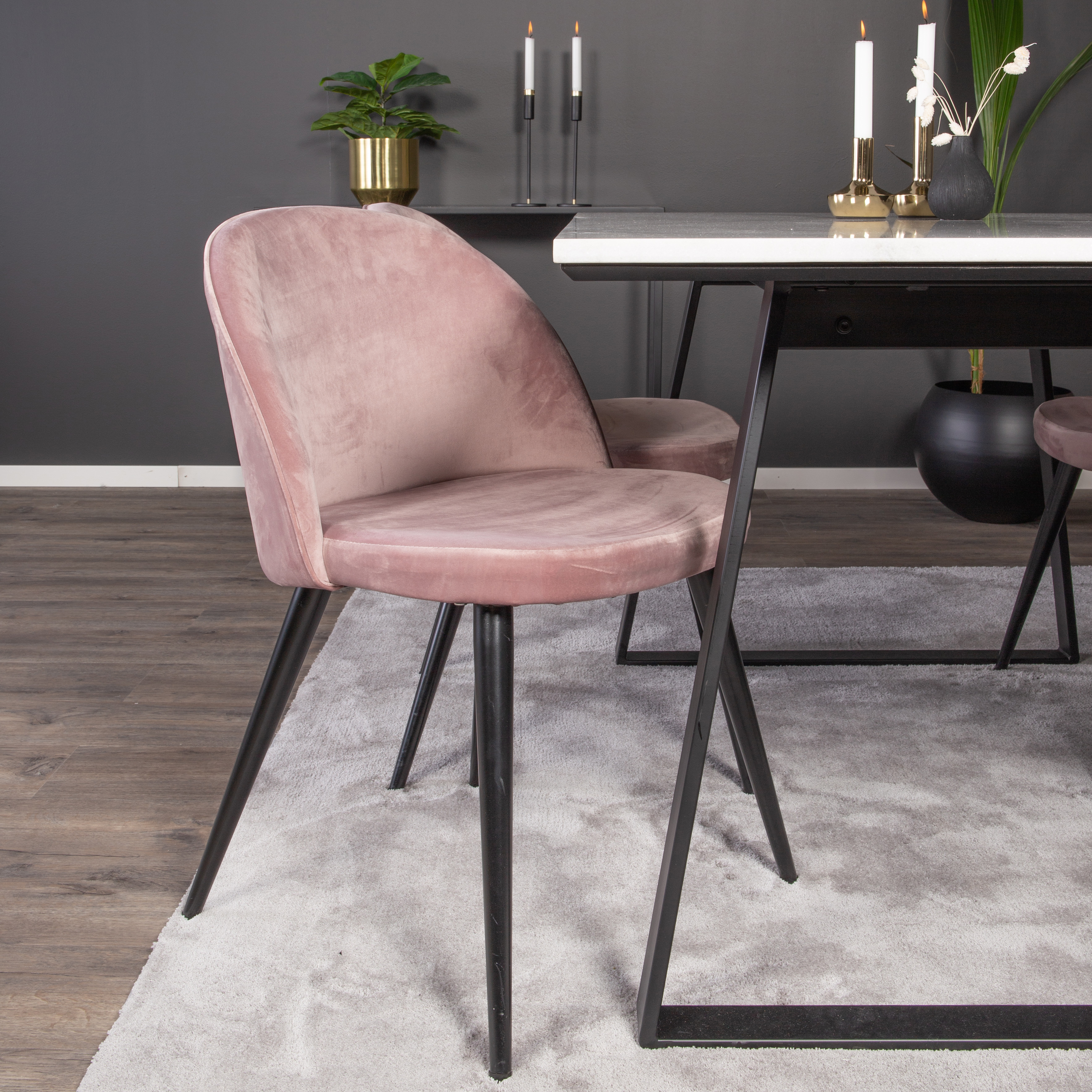 EstelleBord140*90-VitMarble/Black+Stol-Svart/GamelrosaSamet4 Hvit Bord med Sort Bein, Rosa Stol med Sort Bein