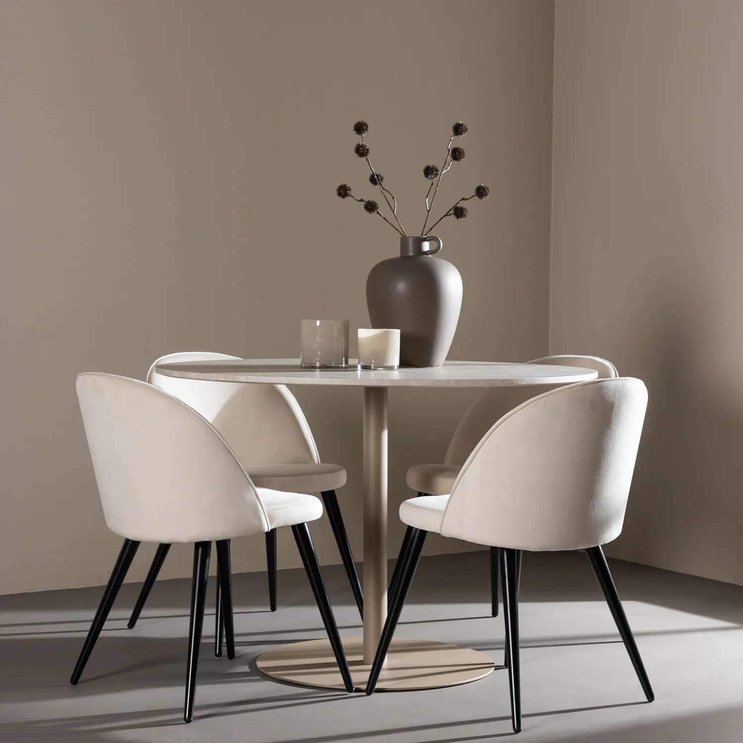Spisegruppe Venture Home Lycke Ø110 med 4 stk Velvet Stoler Beige