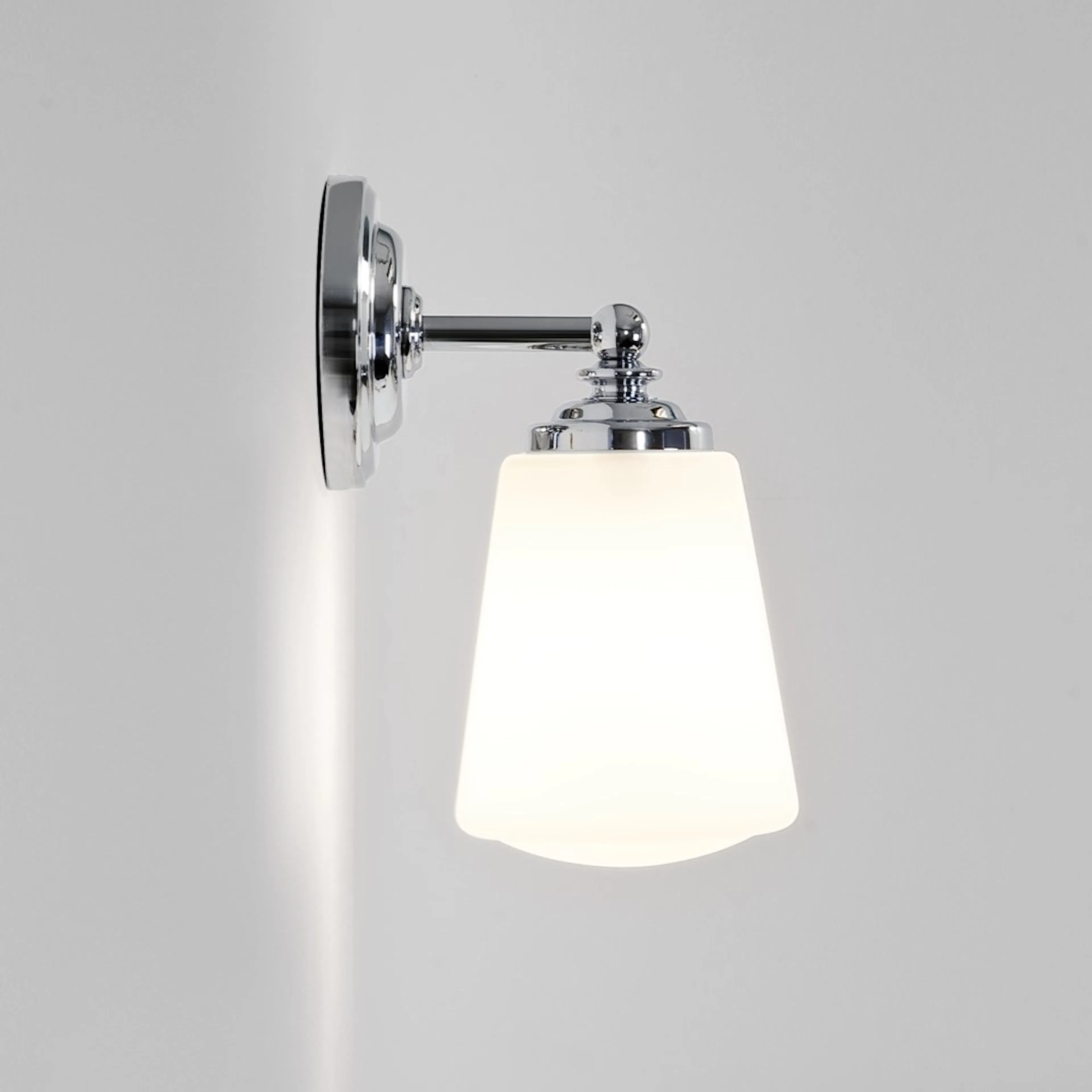 Lampett Astro Anton Vägglampa i Krom Dimbar