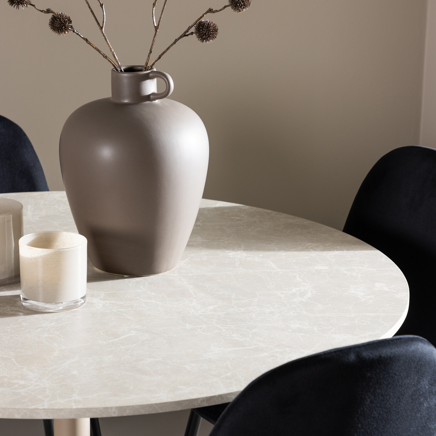 Spisegruppe Venture Home Lycke Ø110 med 4 stk Polar Stoler Fløyel