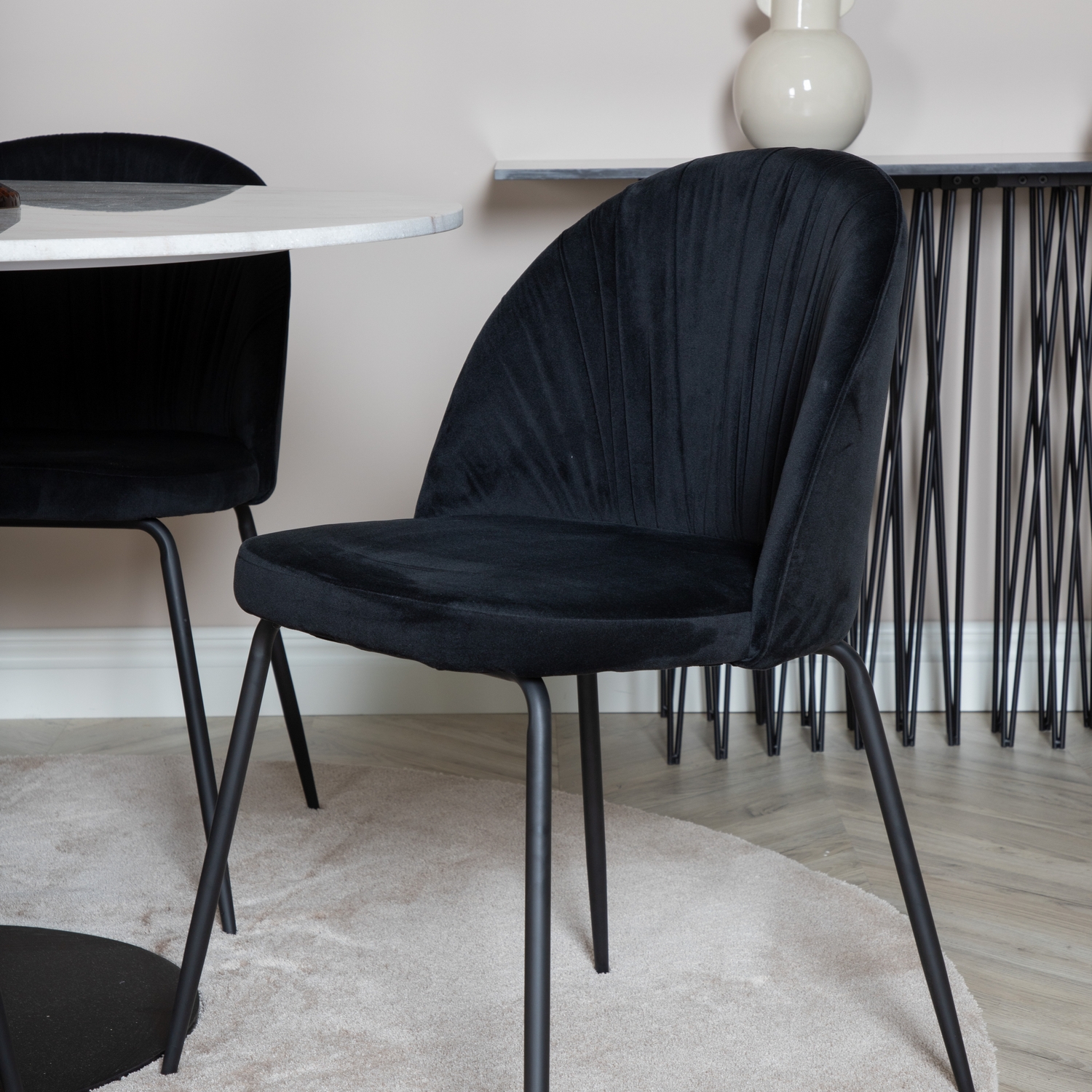 Estelle Round Dining Table/ +Wrinkles Dining Chair- _4 Hvit/Sort