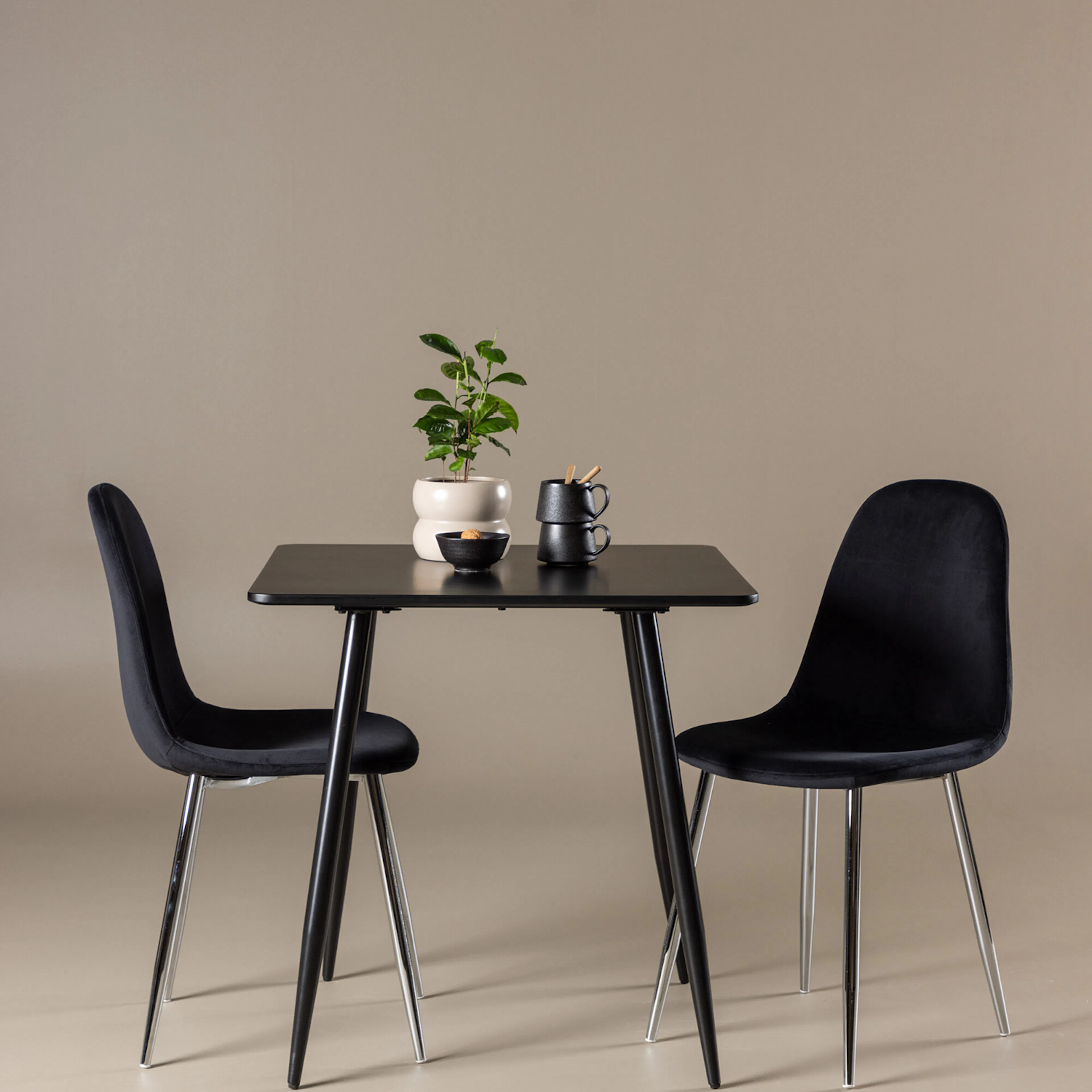 Polar Dining Table with Polar Dining Chair Farge: Sort/Sort, Bein: Stål