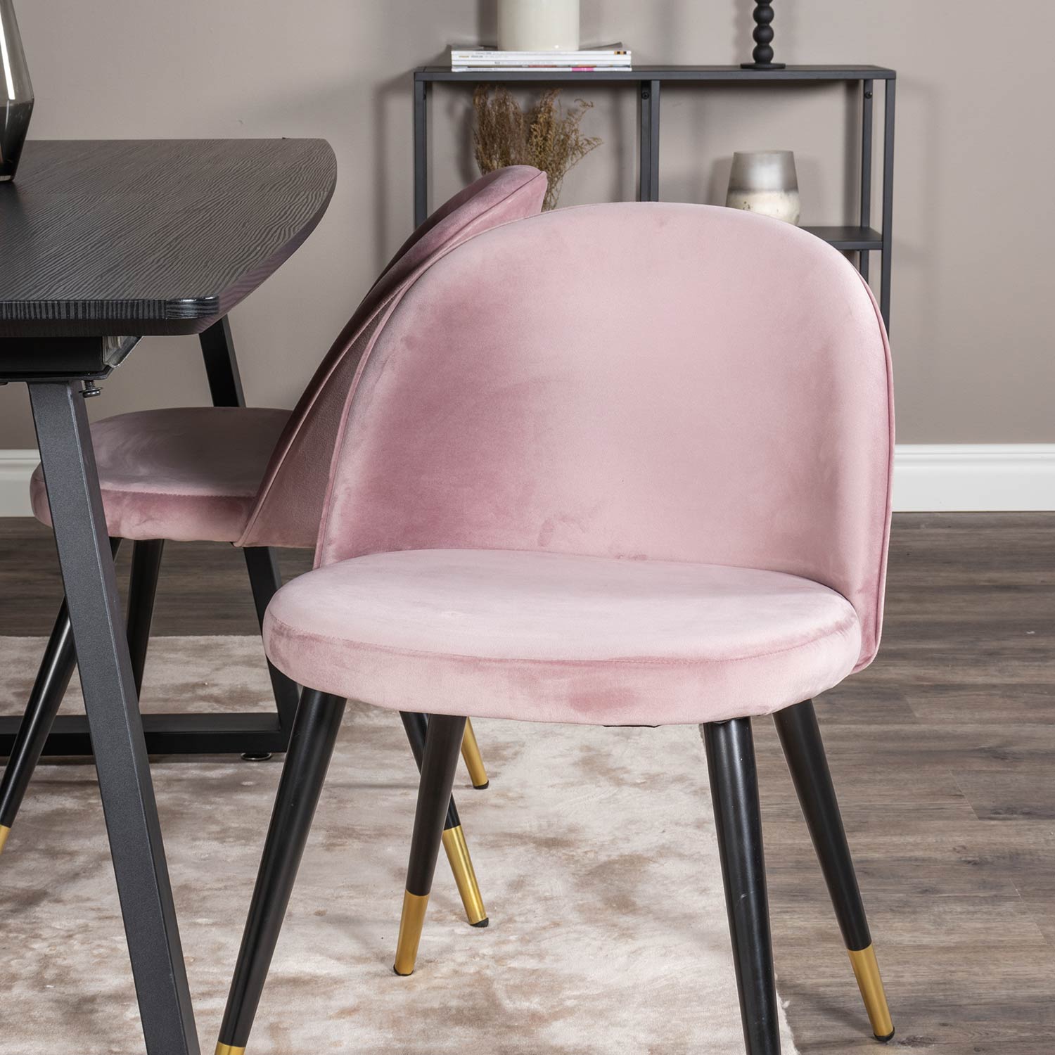 Spisegruppe Venture Home Ina med 4 Valentina Stoler Fløyel