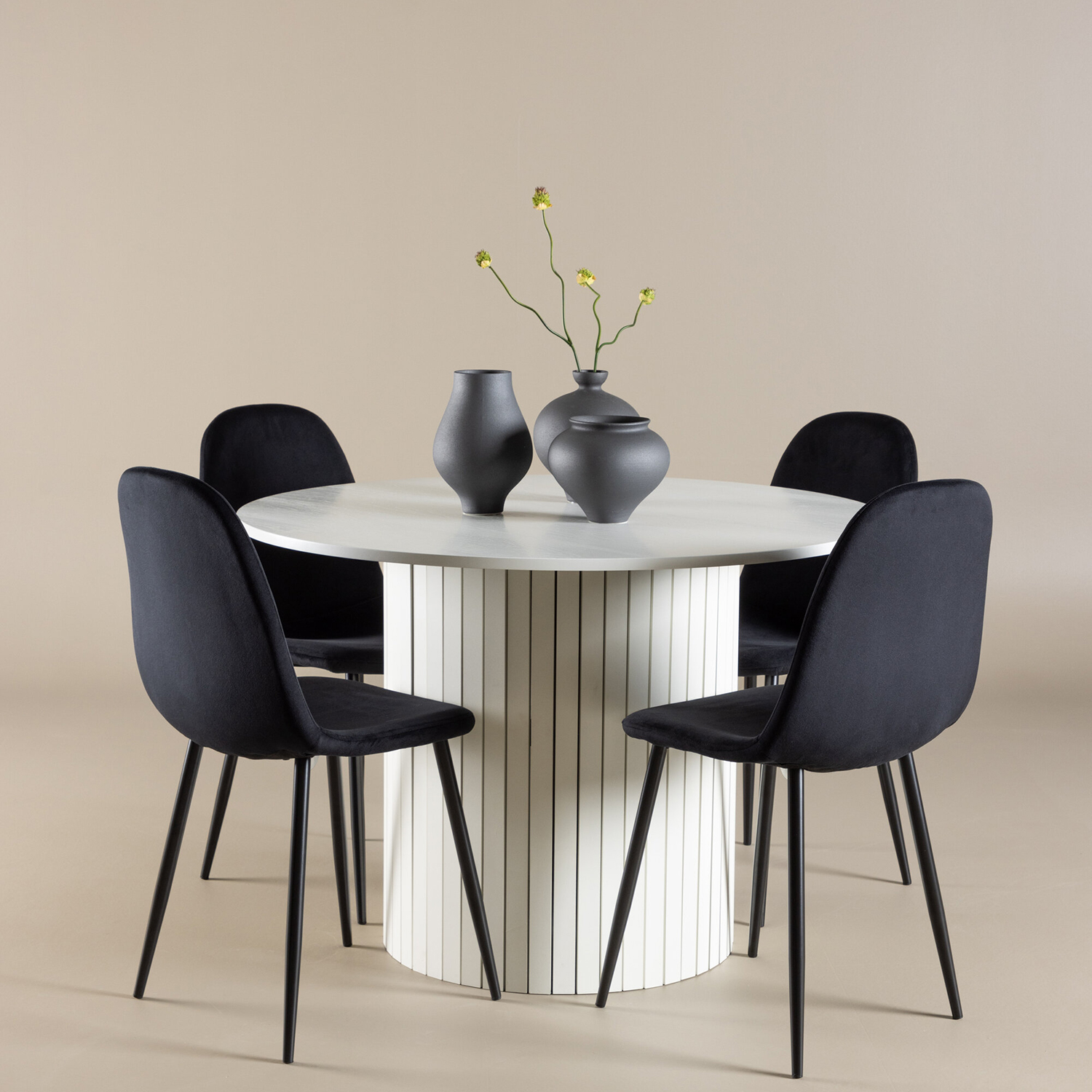 Spisegruppe Venture Home Härön Ø110 med 4 stk Polar Stoler Fløyel