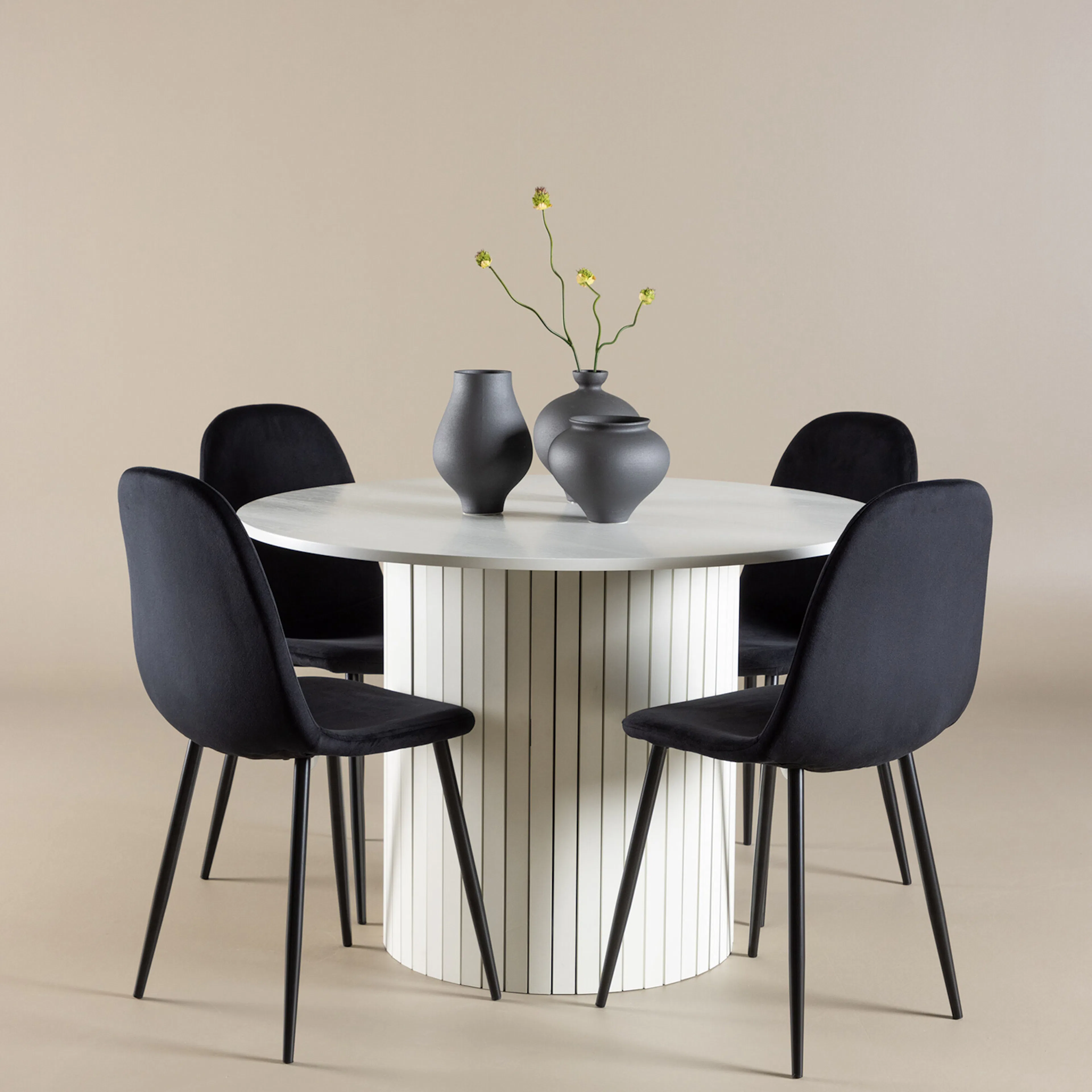 Spisegruppe Venture Home Härön Ø110 med 4 stk Polar Stoler Fløyel