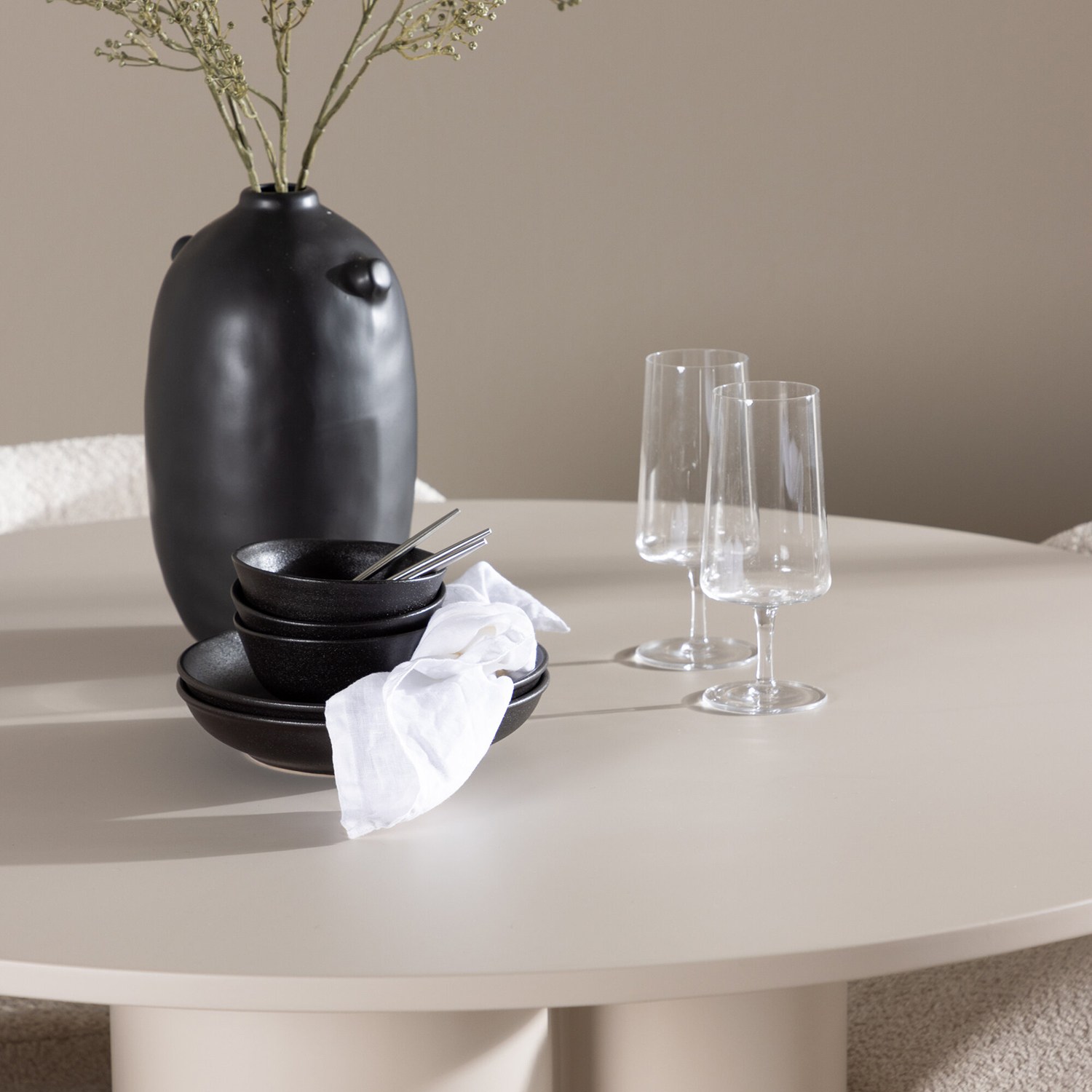 Spisegruppe Venture Home Olivia Ø110 med 4 stk Agnes Stoler