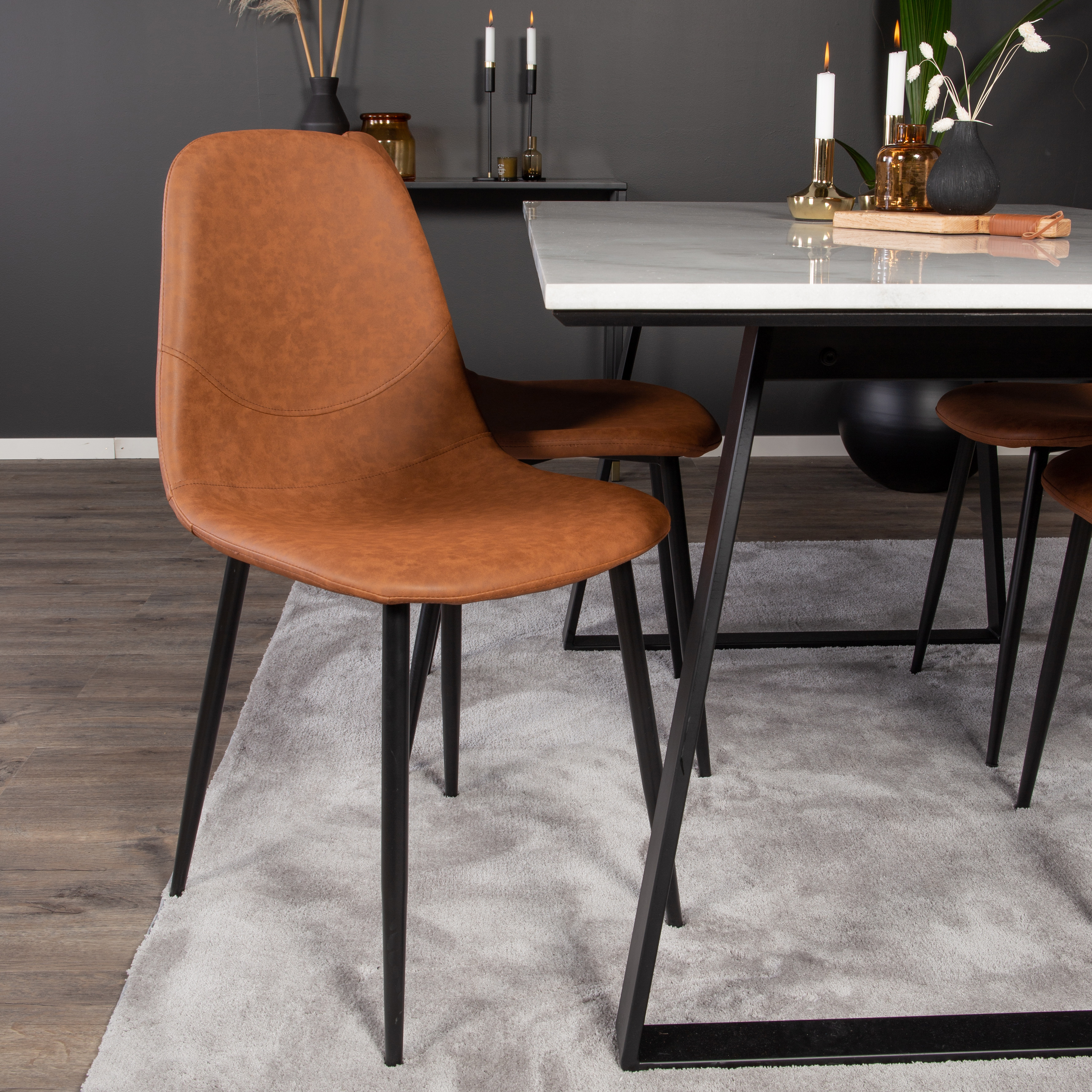Spisegruppe Venture Home Estelle 140 med 4 Pobbie Stoler Lær