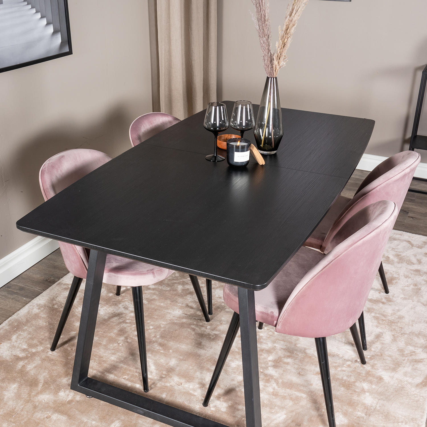 Spisegruppe Venture Home Ina med 4 Valentina Stoler Fløyel