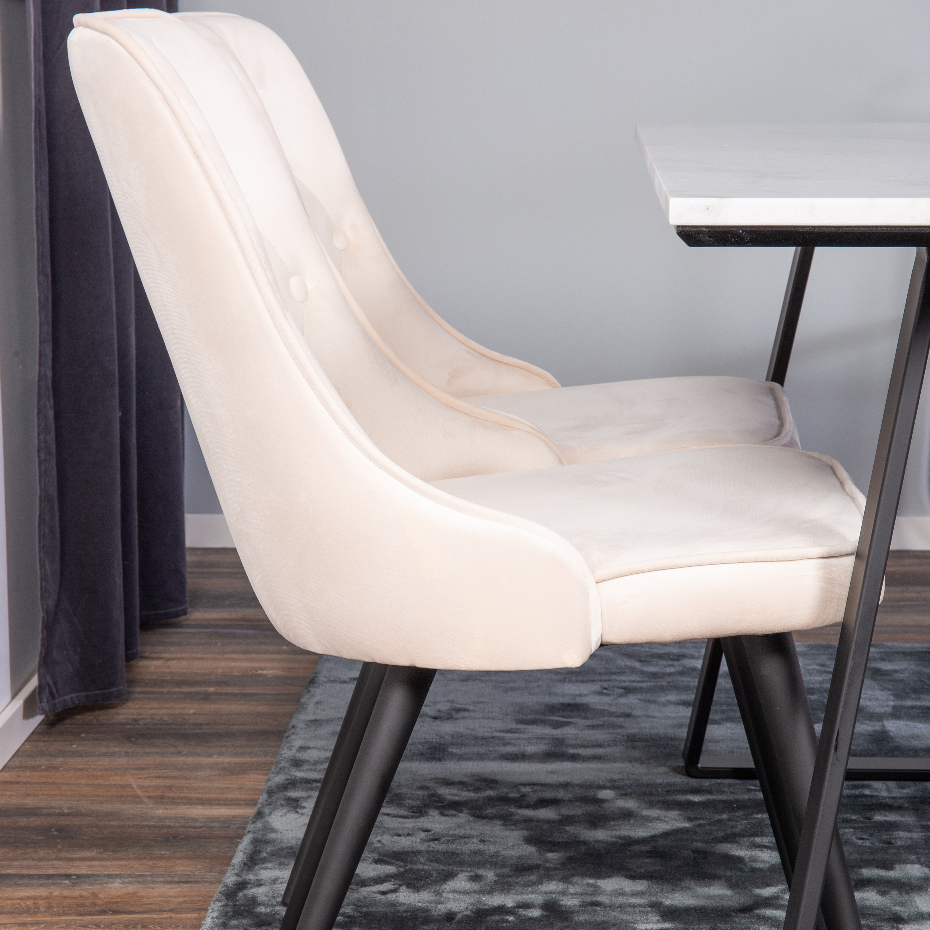 Spisegruppe Venture Home Estelle 140 med 4 Vera Stoler Fløyel