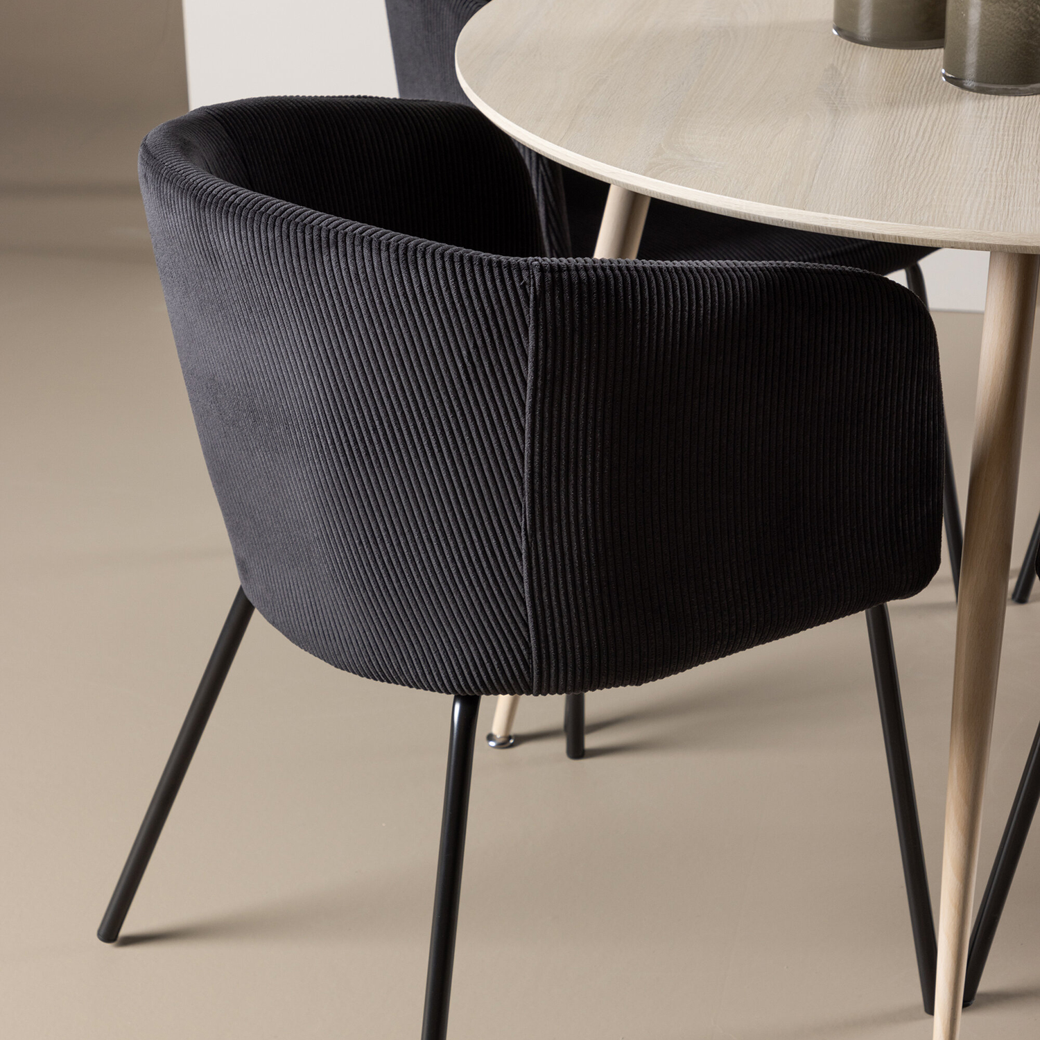 Spisegruppe Venture Home Plaza Ø100 med 4 stk Berit Stoler