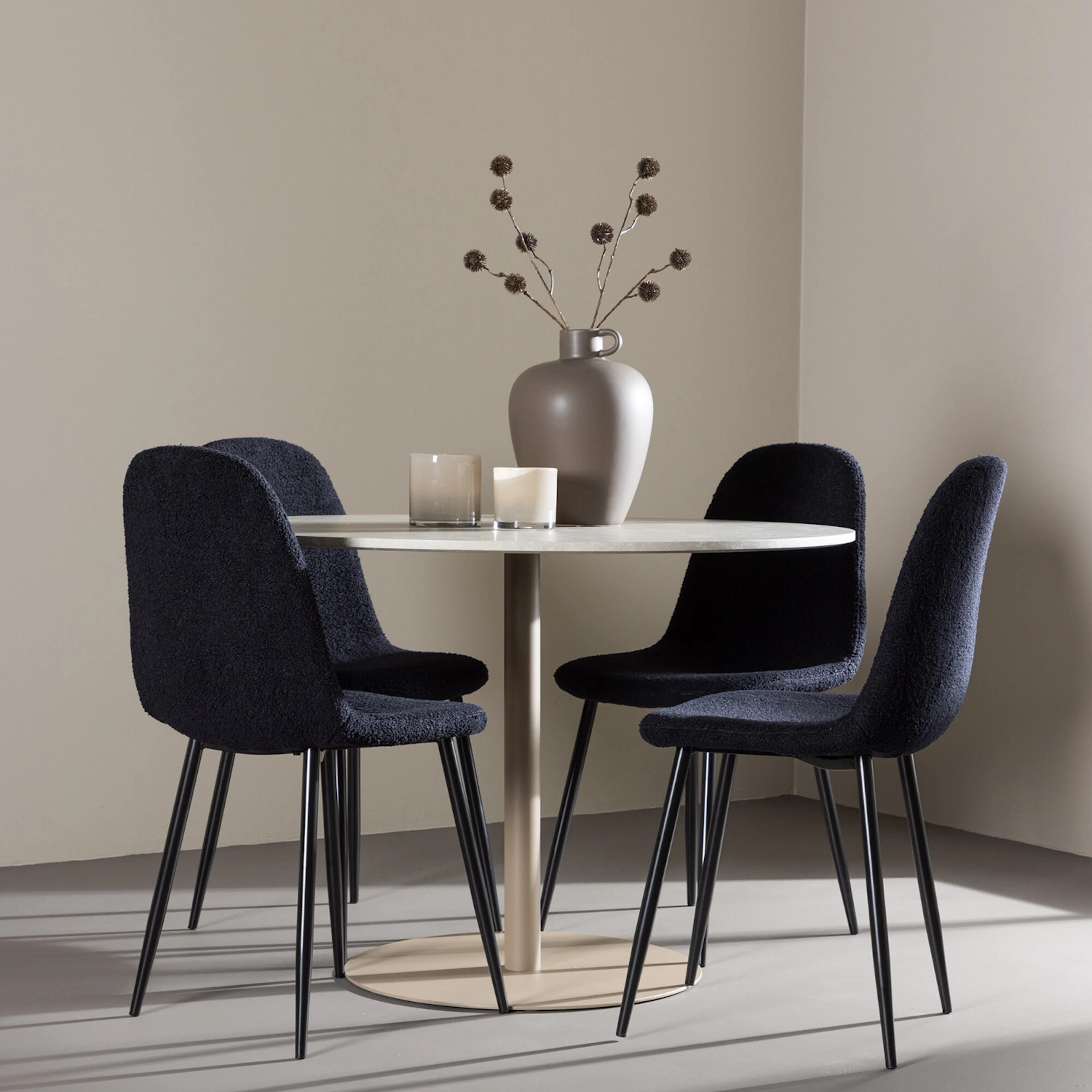 Spisegruppe Venture Home Lycke Ø110 med 4 stk Polar Stoler Teddy