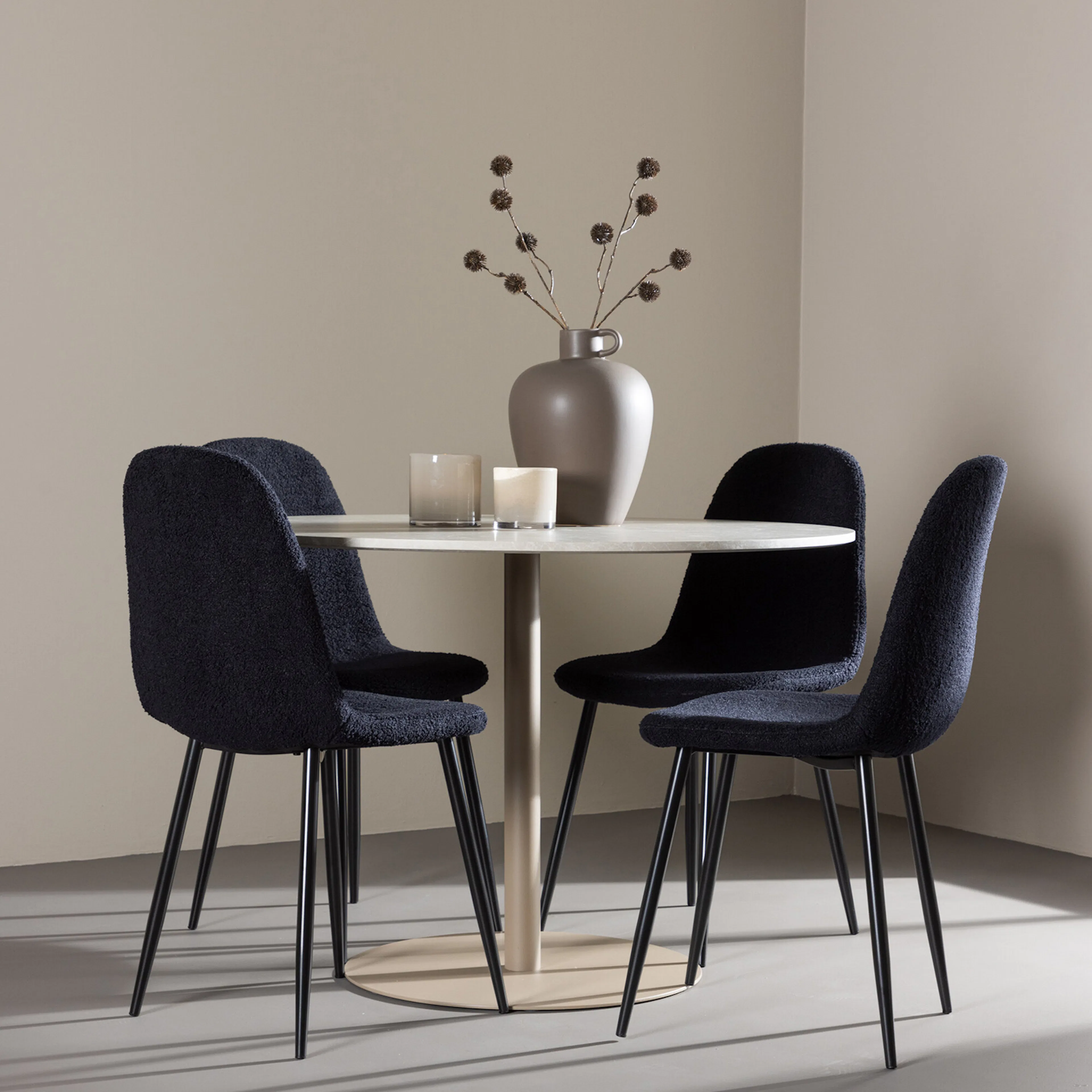 Spisegruppe Venture Home Lycke Ø110 med 4 stk Polar Stoler Teddy