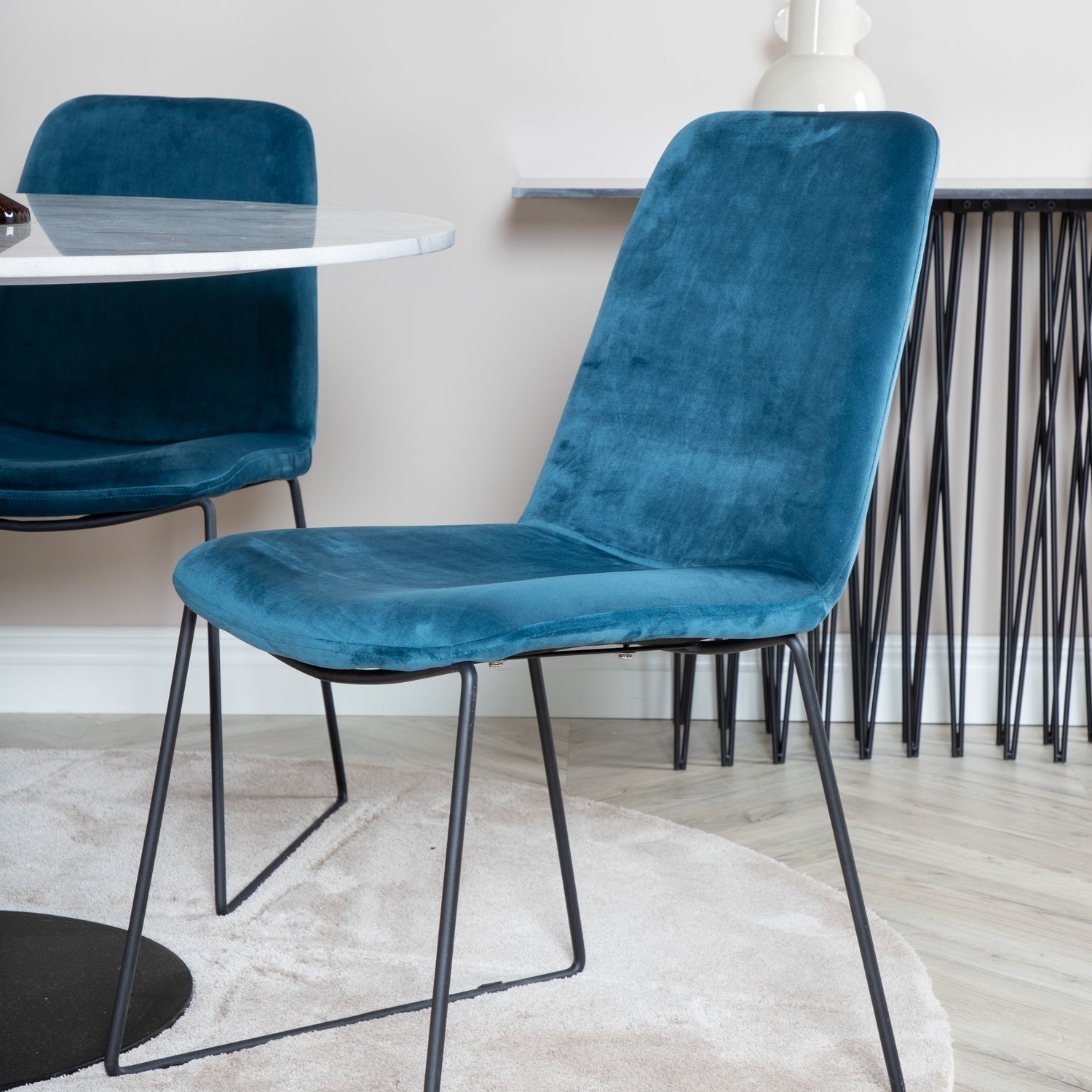 Spisegruppe Venture Home Estelle med 4 Muscot Stoler Fløyel