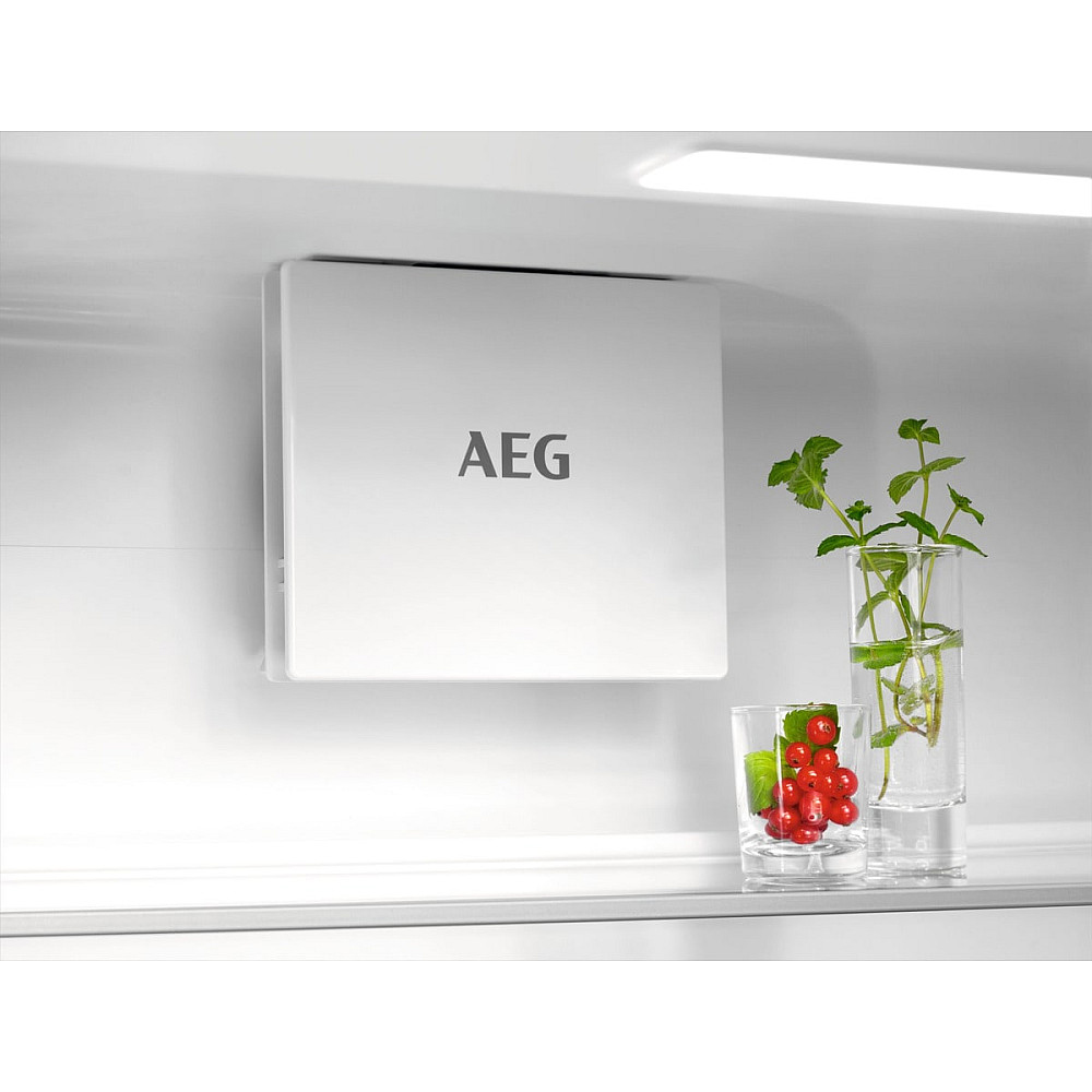 Integrert Kjøl & Frys AEG TSC7G181ES med TwinTech No Frost og DynamicAir Teknik