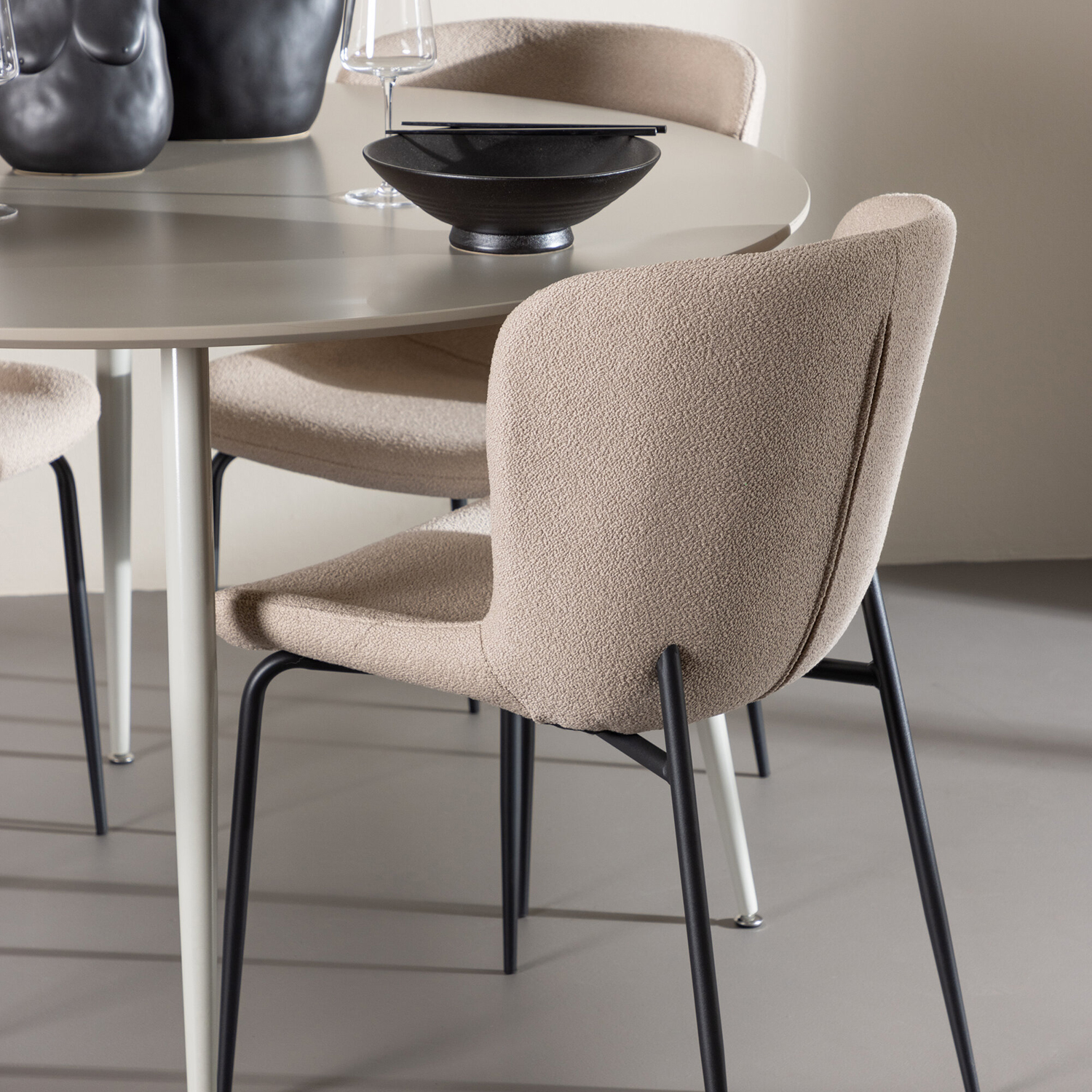 Spisegruppe Venture Home Plaza Ø120 med 4 stk Modesto Stoler