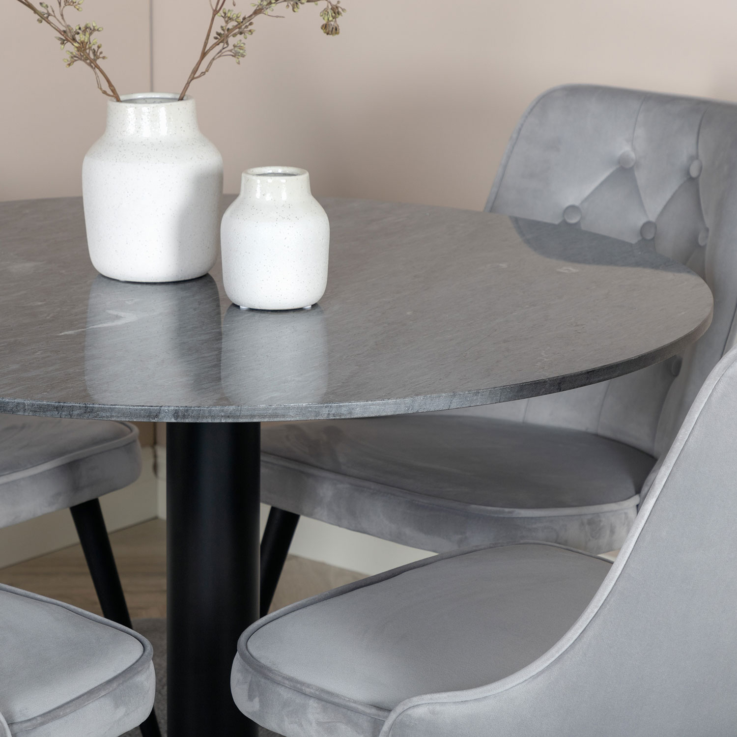 Spisegruppe Venture Home Estelle Ø106 med 4 Velvet Deluxe Stoler