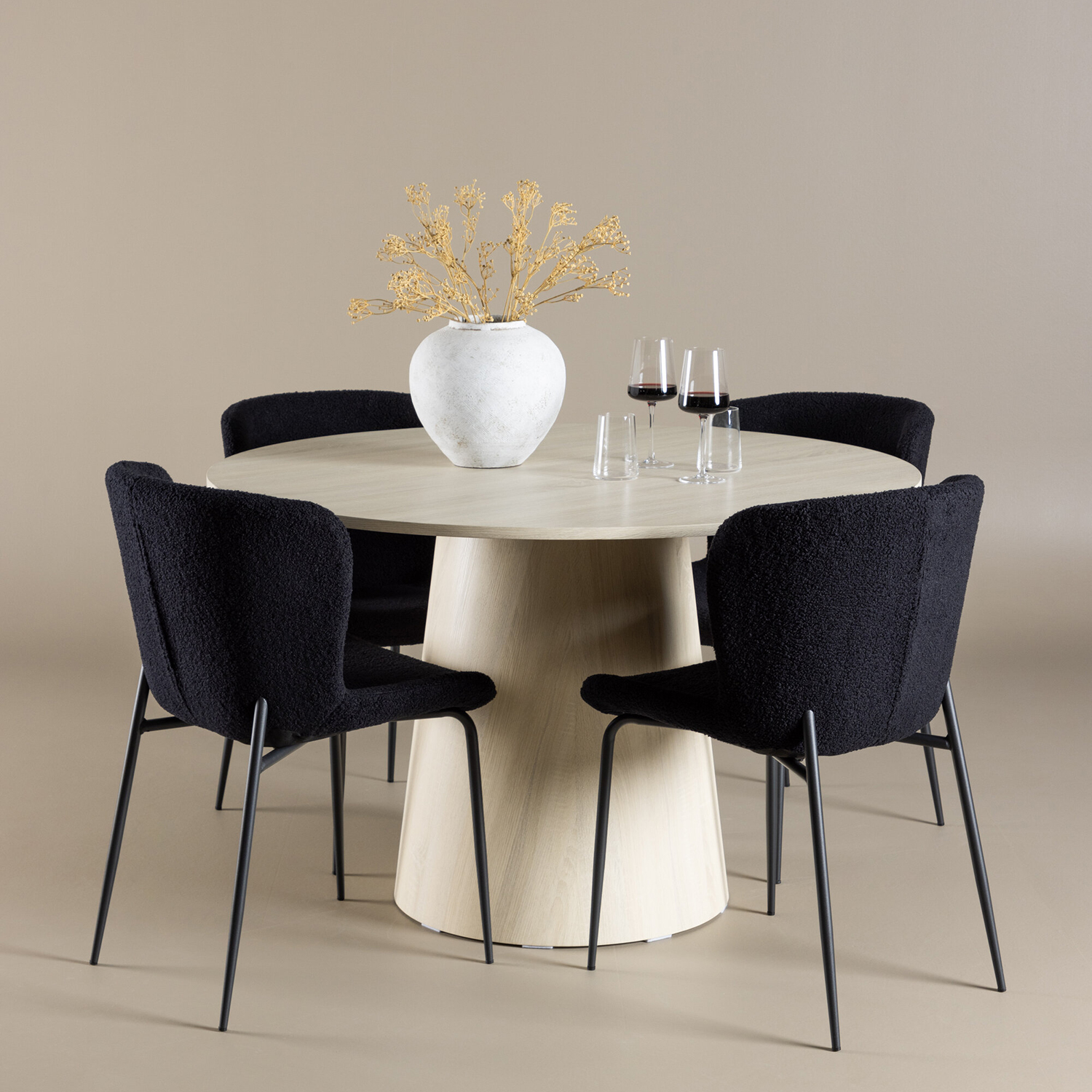 Lanzo Dining Table with Modesto Dining Chair Hvitvaske/Sort