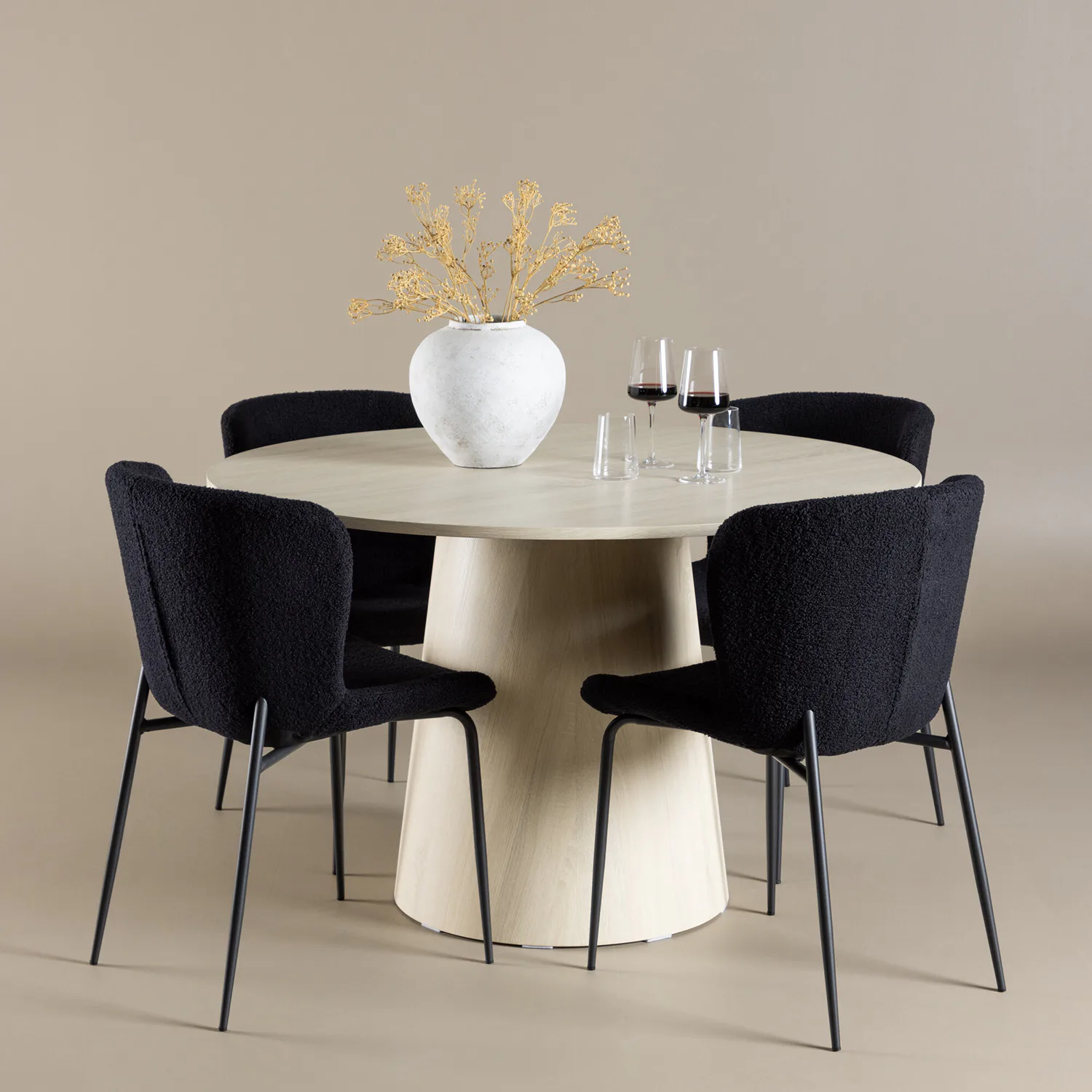Spisegruppe Venture Home Lanzo Ø120 med 4 stk Modesto Stoler Hvitvaske/Sort