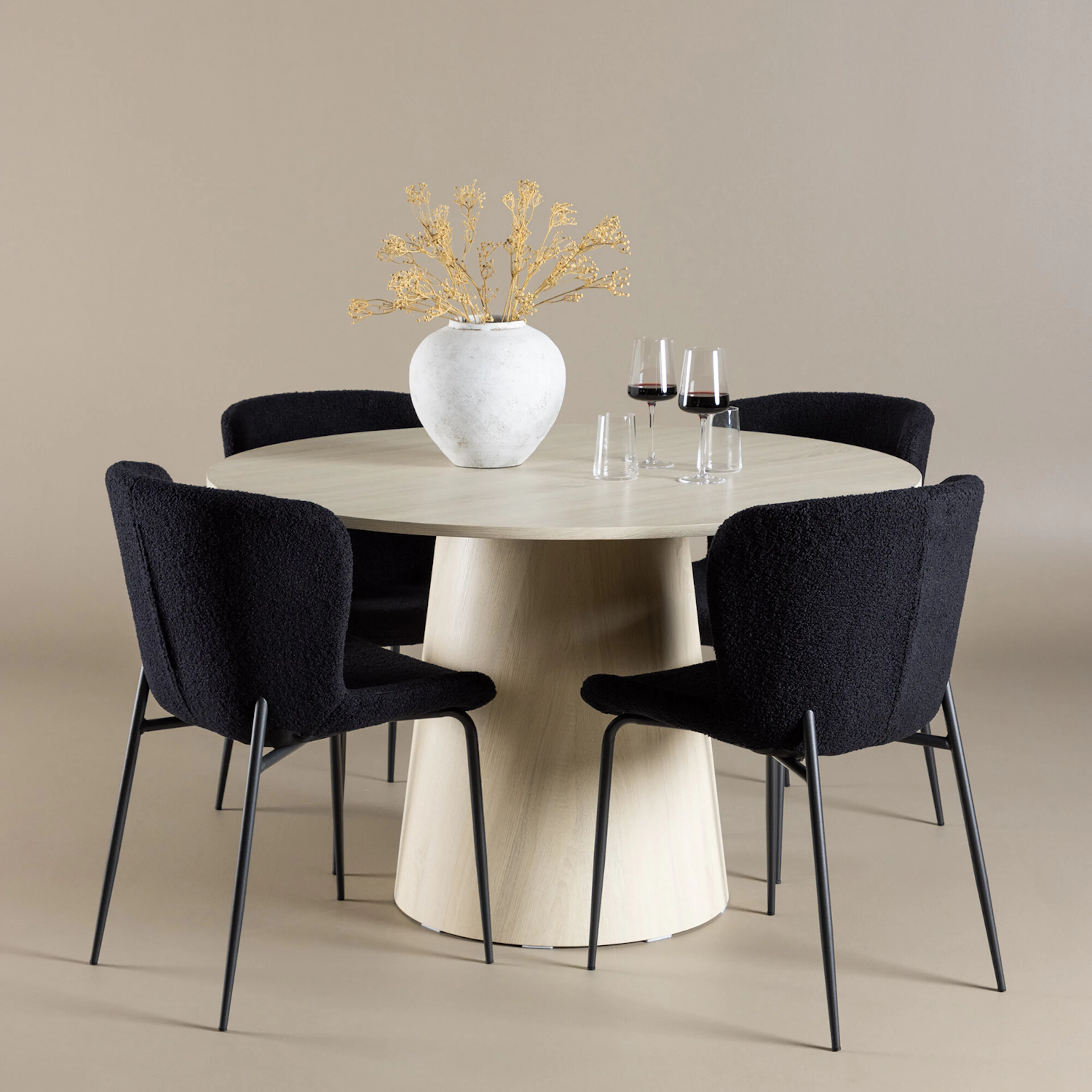 Lanzo Dining Table with Modesto Dining Chair Hvitvaske/Sort