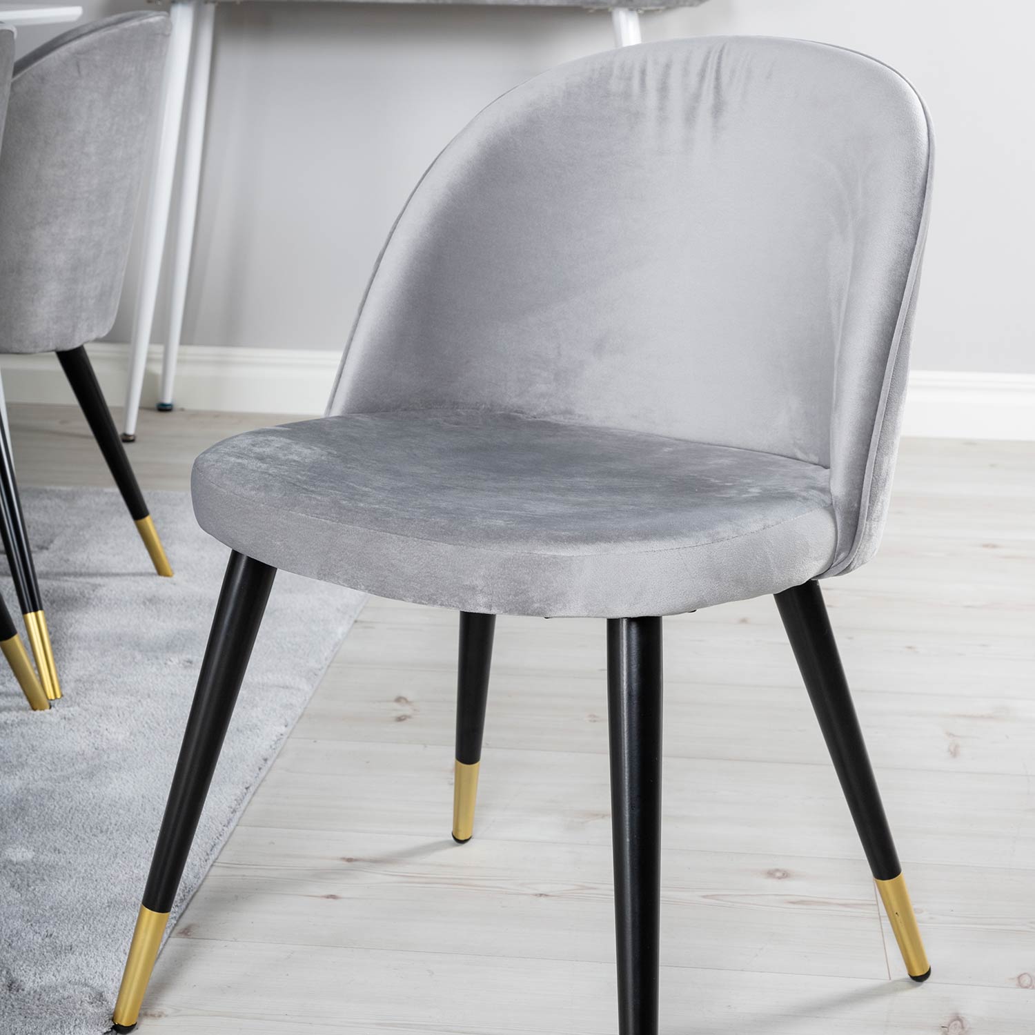 Spisegruppe Venture Home Pobbie med 6 Valentina Stoler Fløyel