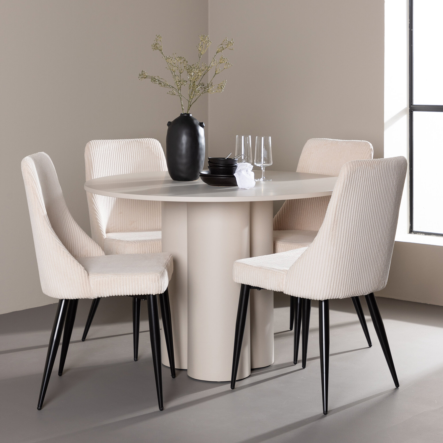 Spisegruppe Venture Home Olivia Ø110 med 4 stk Leone Stoler