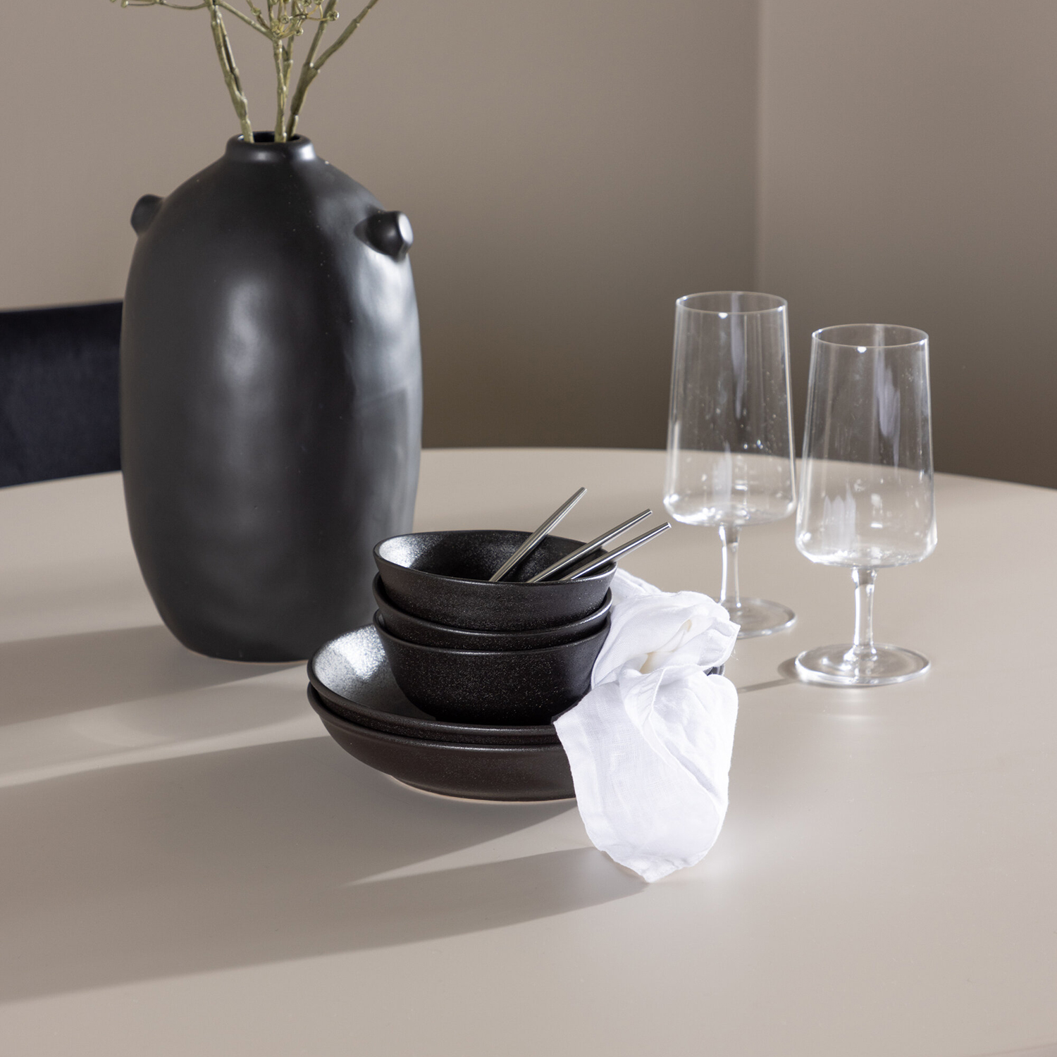 Spisegruppe Venture Home Olivia Ø110 med 4 stk Night Stoler