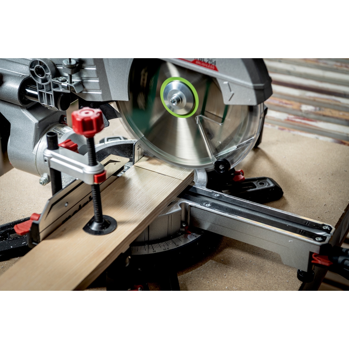Kapp-/gjæringssag Metabo KGS 18 LTX BL 216 1x4,0 Ah + ASC55