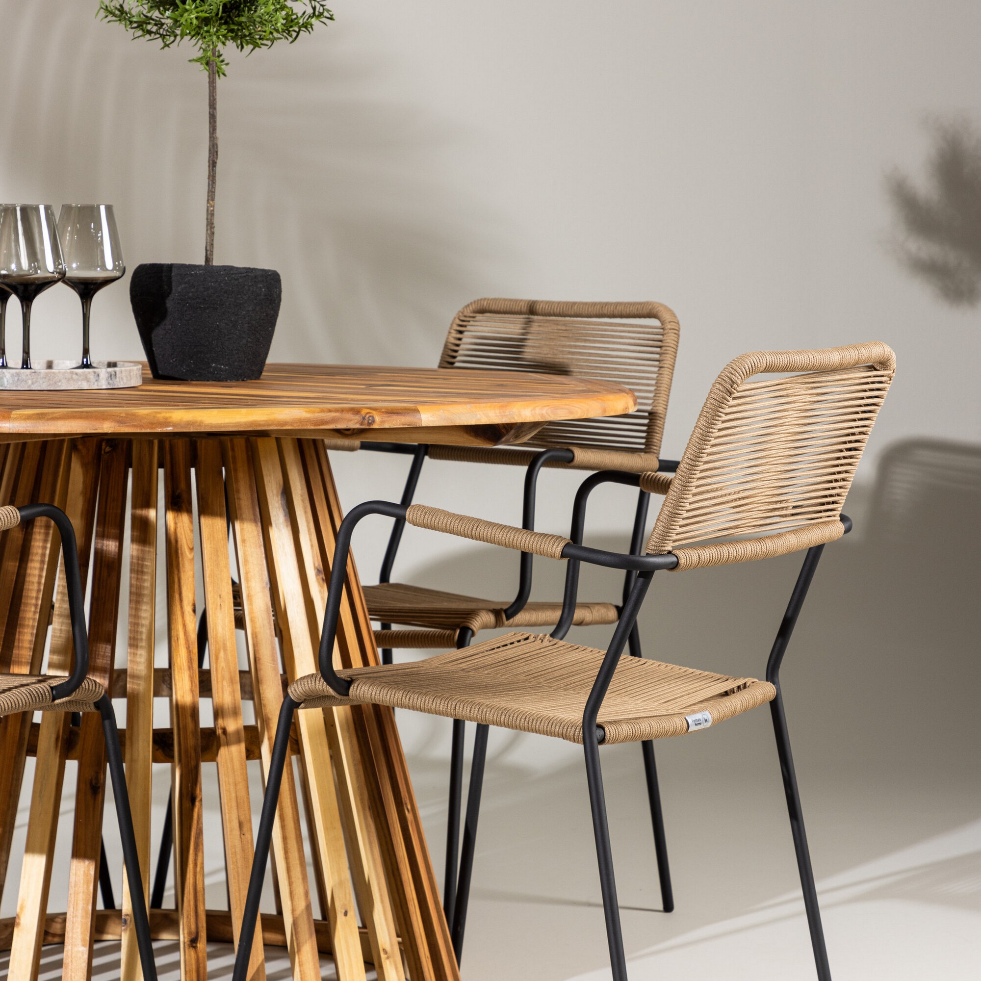 Hagegruppe Venture Home Lumpur med 4 Lindos Lenestoler