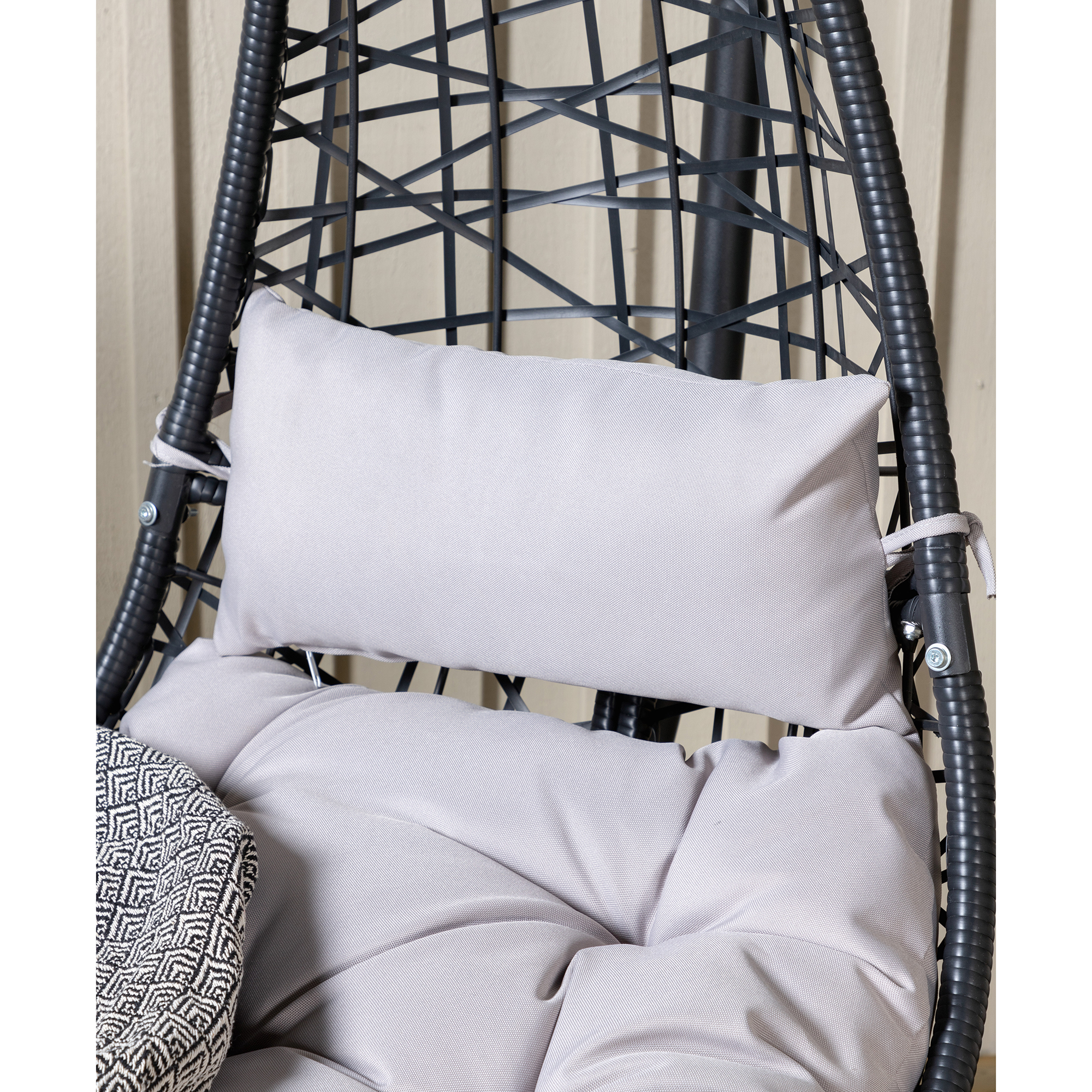 Edinburgh Hanging chair - Black frame/black wicker/grey cush Sort/Grå