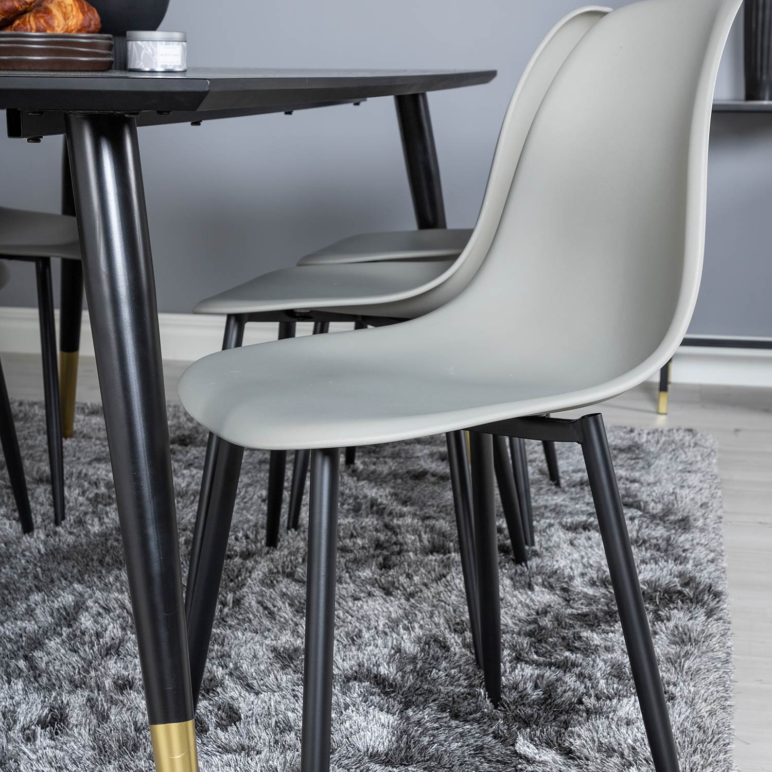 DippTable -Black Brass+Polar Chair Grey Plastic_6 Sort/Messing/Grå
