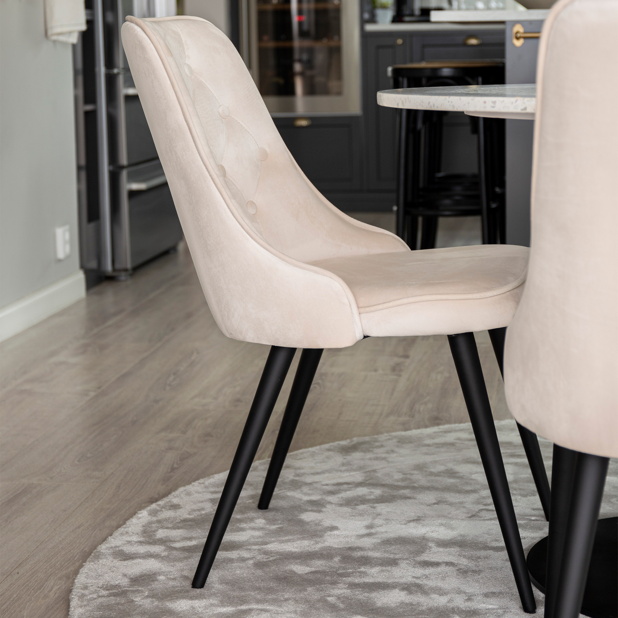 Spisegruppe Venture Home Roxanna HHvitBord med 4 Vera Stoler Fløyel