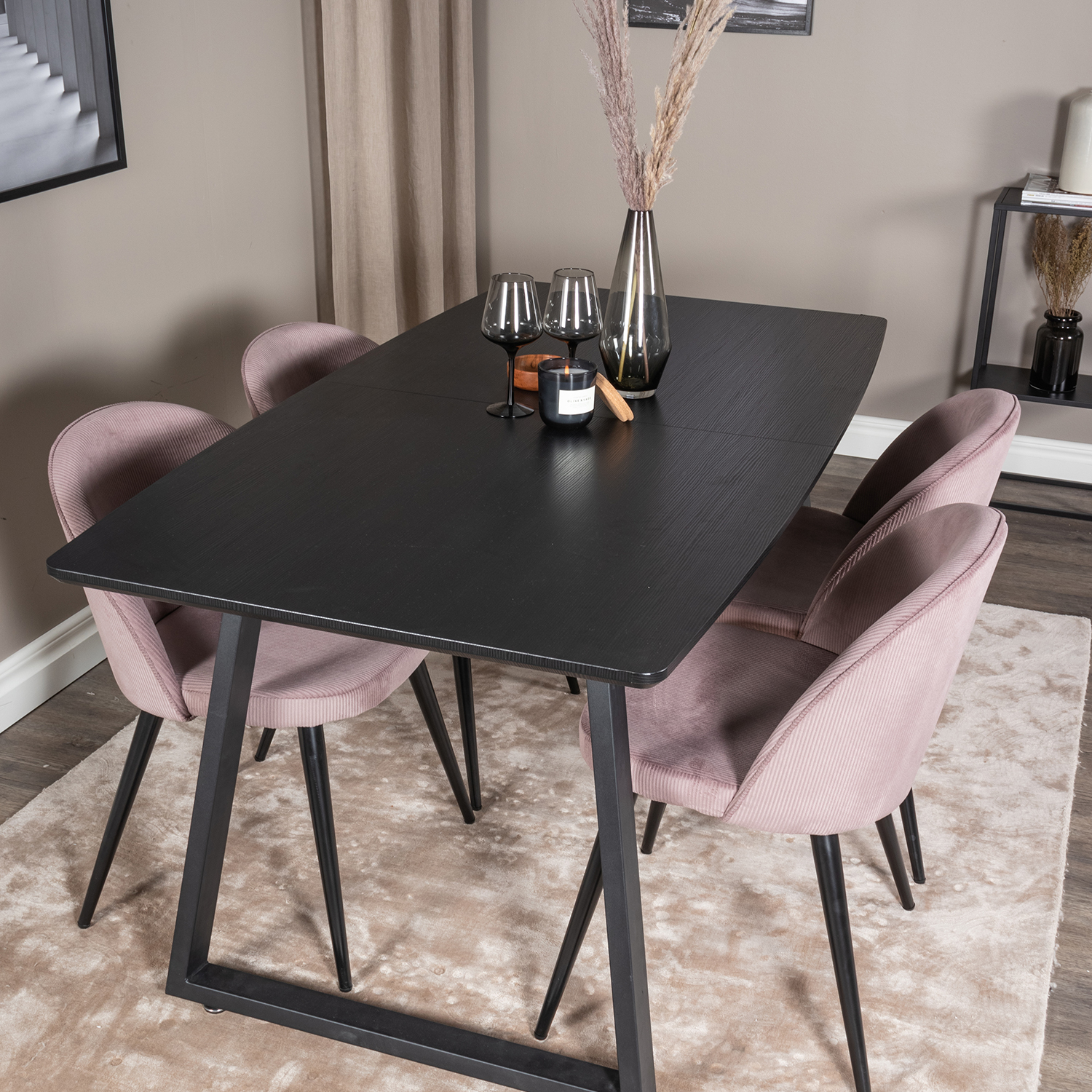 Spisegruppe Venture Home Ina med 4 Valentina Stoler Manchester