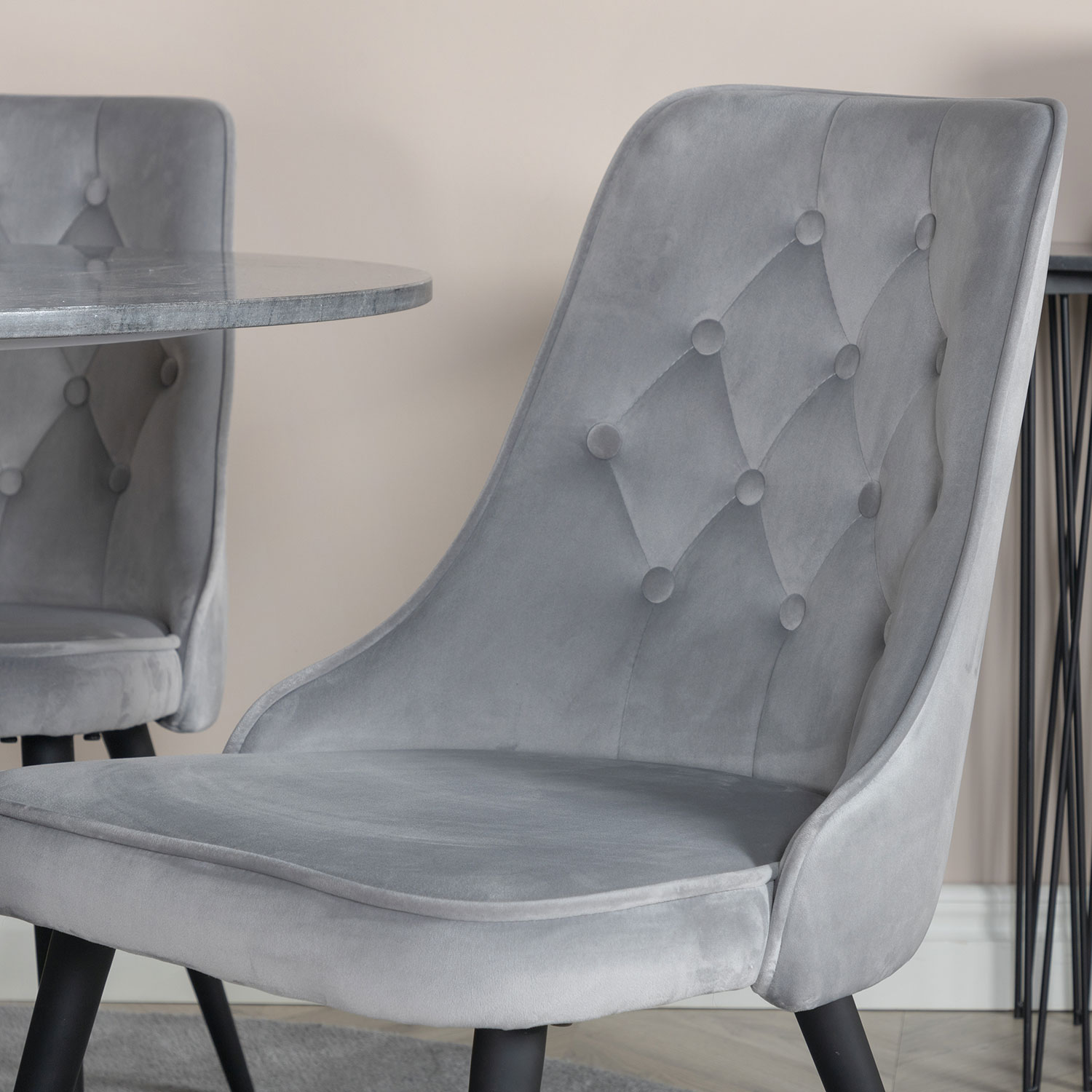 Spisegruppe Venture Home Estelle Ø106 med 4 Velvet Deluxe Stoler