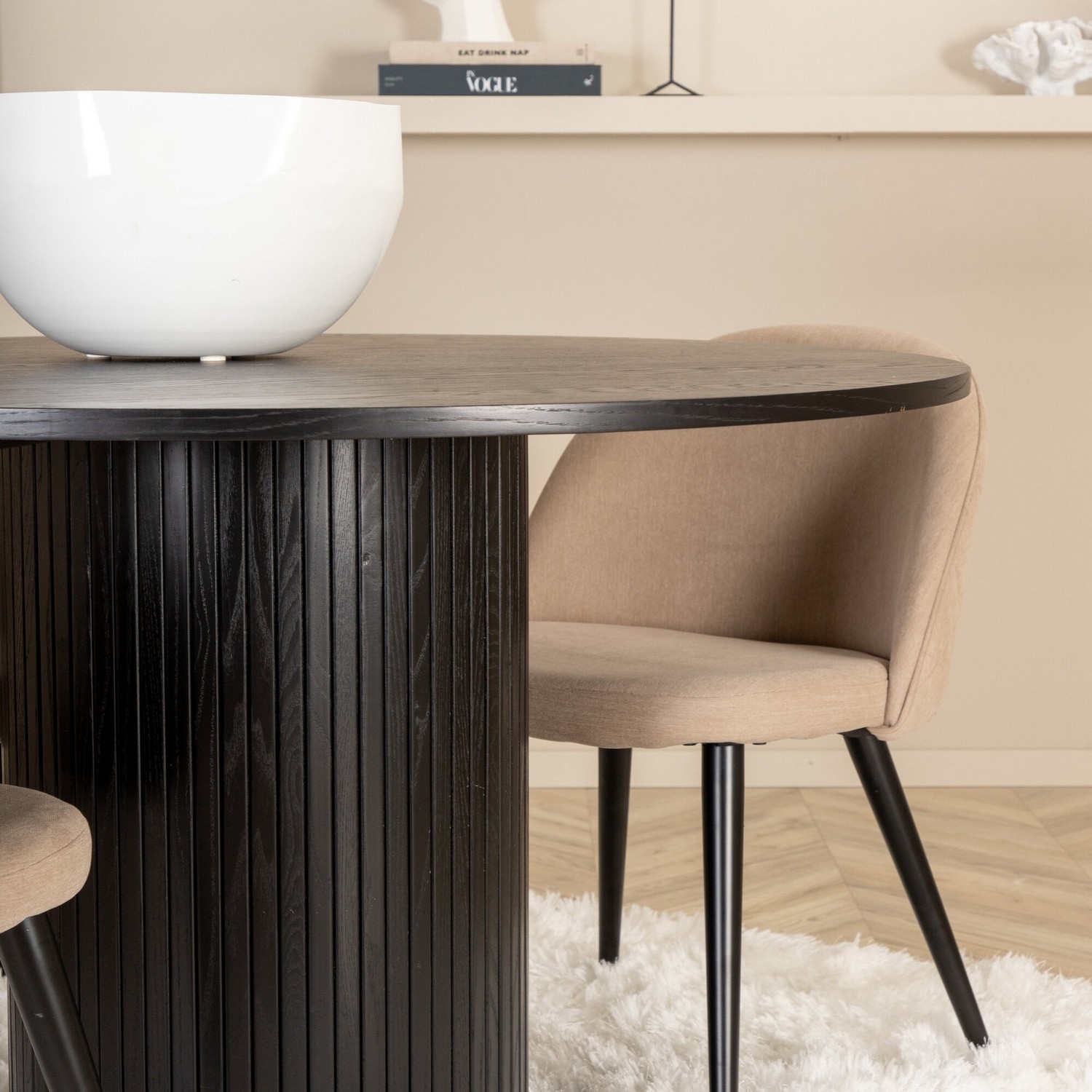 Spisegruppe Venture Home med Rundt Bianca Spisebord og 4 Valentina Stitcthes Spisestoler