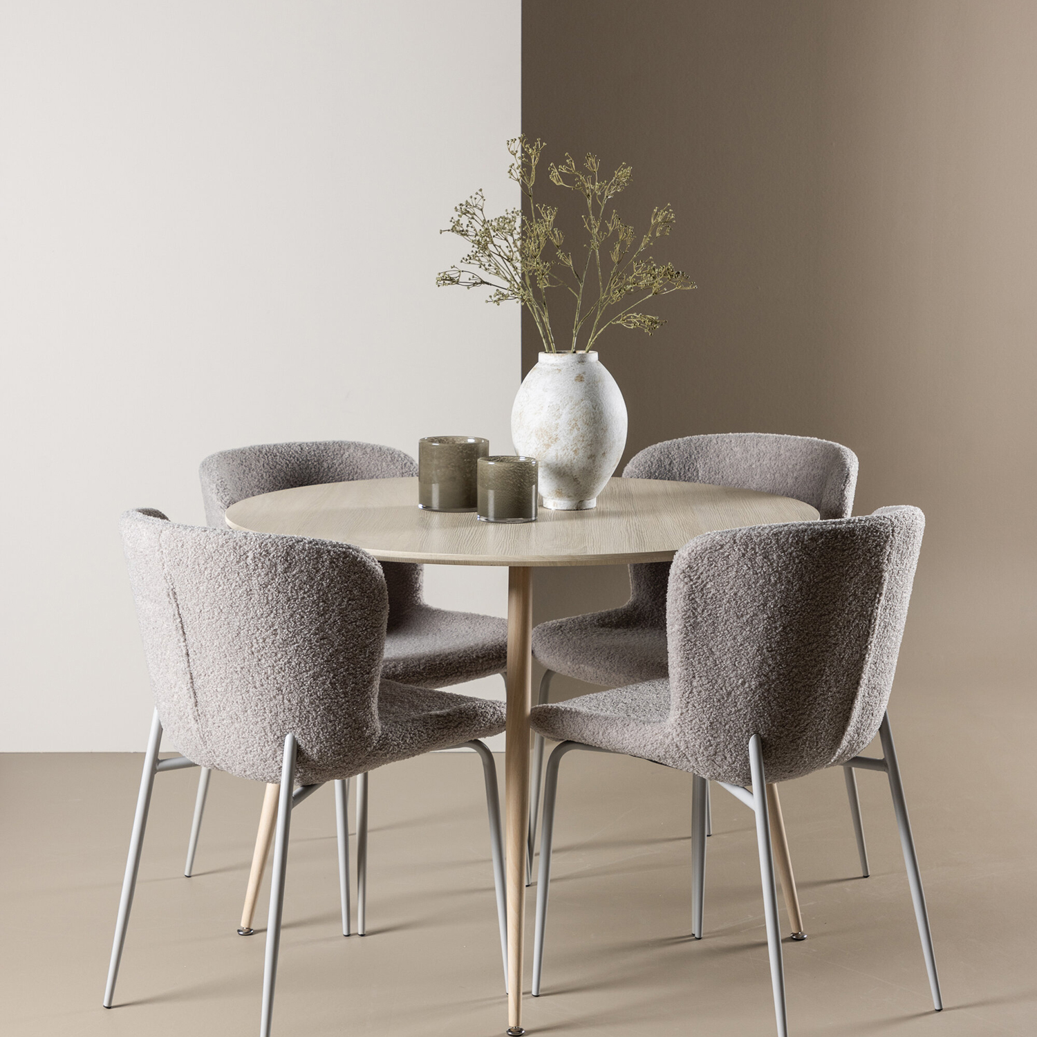 Spisegruppe Venture Home Plaza Ø100 med 4 stk Modesto Stoler