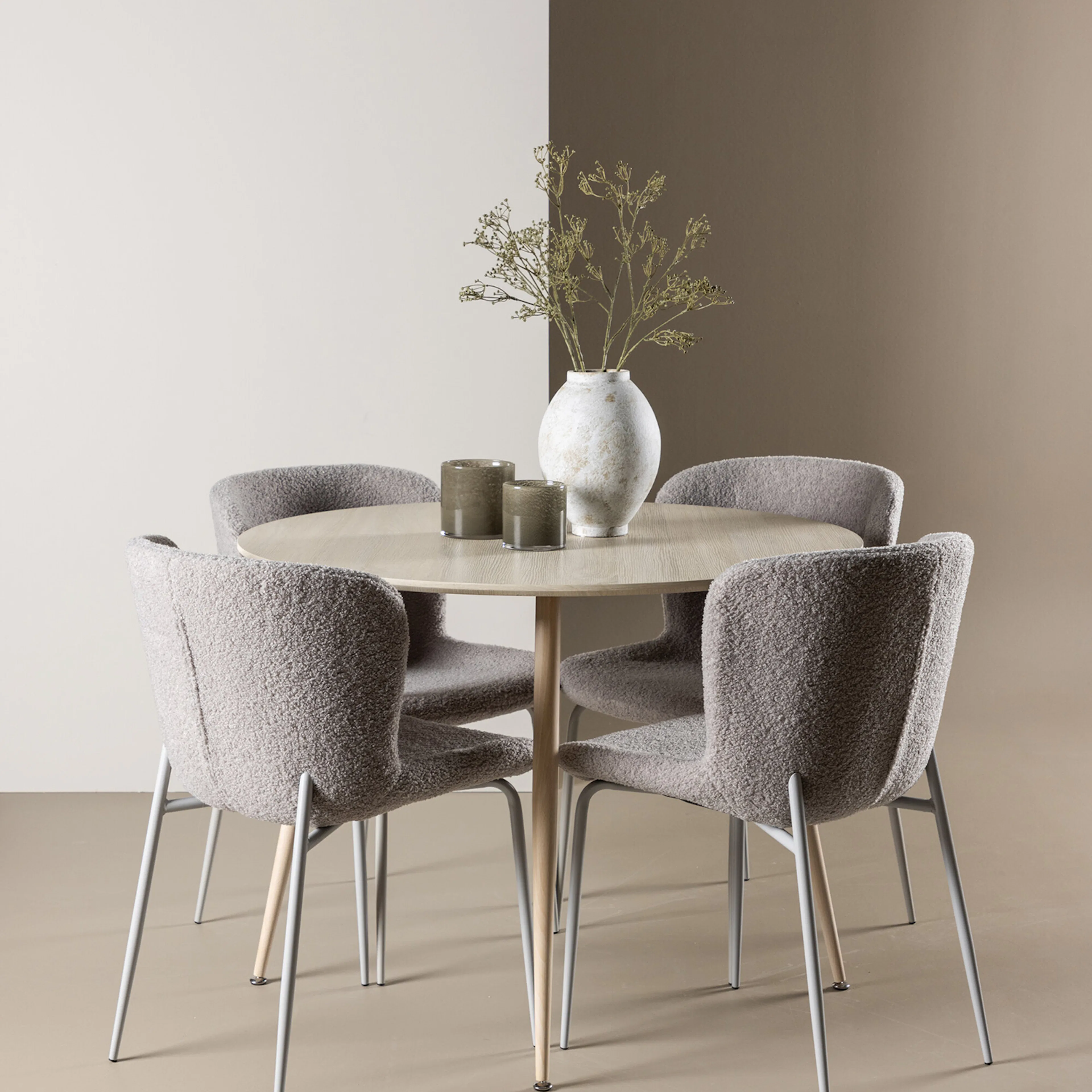 Spisegruppe Venture Home Plaza Ø100 med 4 stk Modesto Stoler