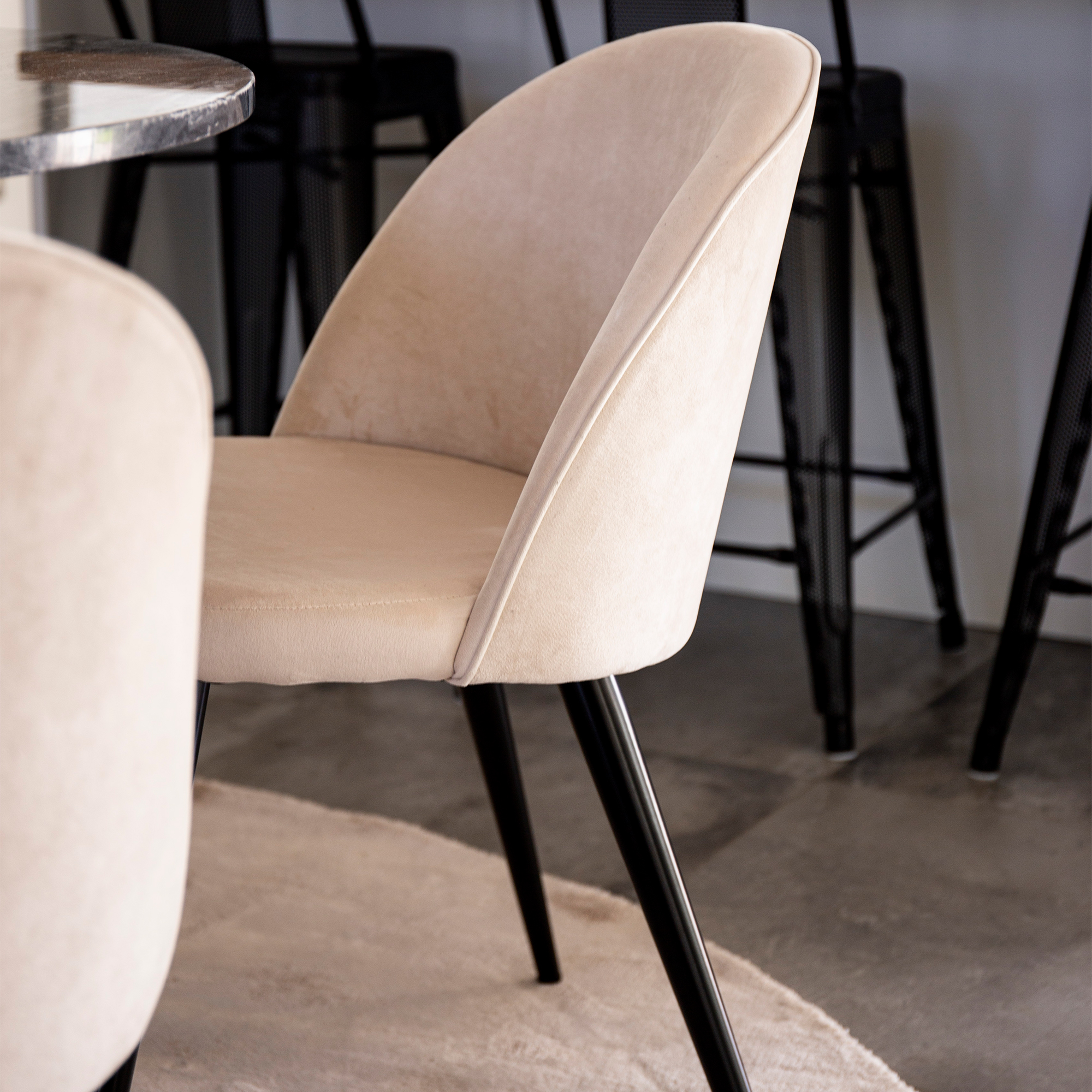 Spisegruppe Venture Home Estelle Rundt med 4 Valentina Stoler